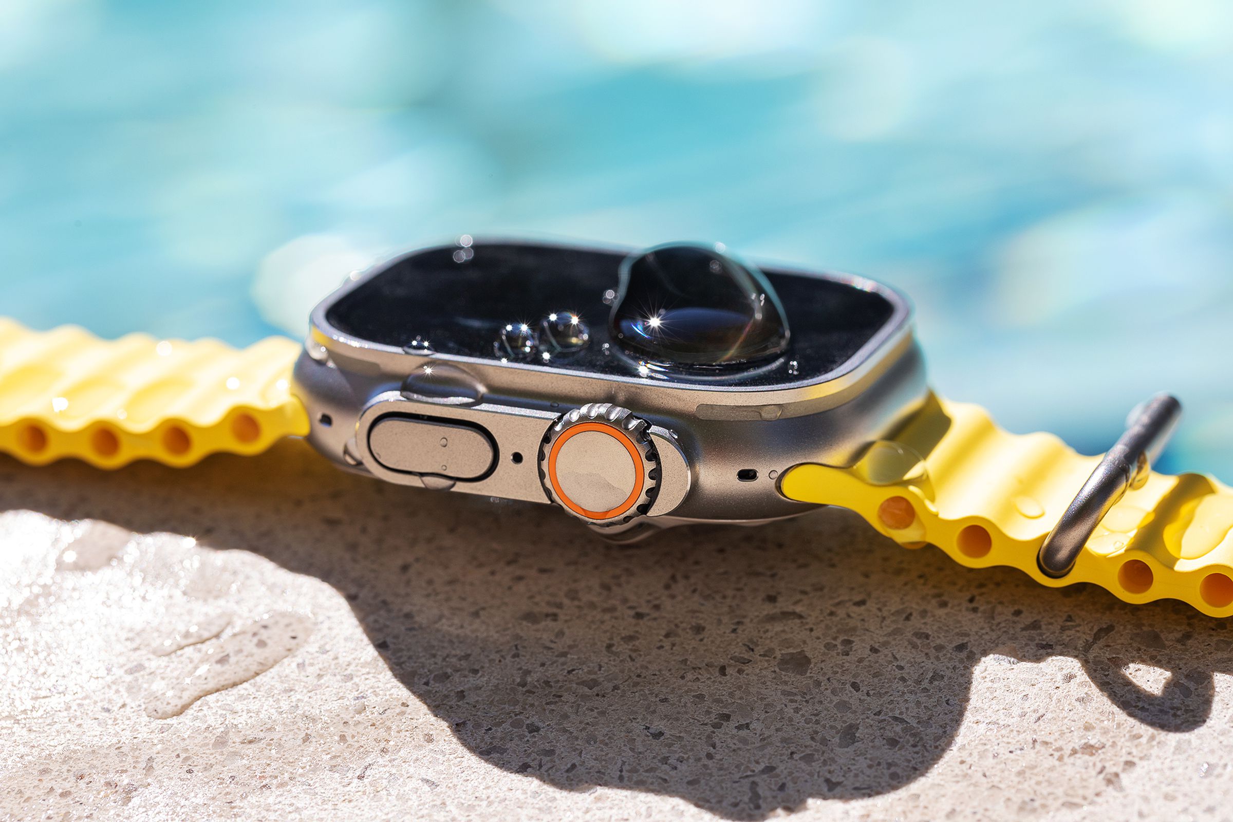 منظر جانبي لـ Apple Watch مع شريط Ocean عند حوض السباحة