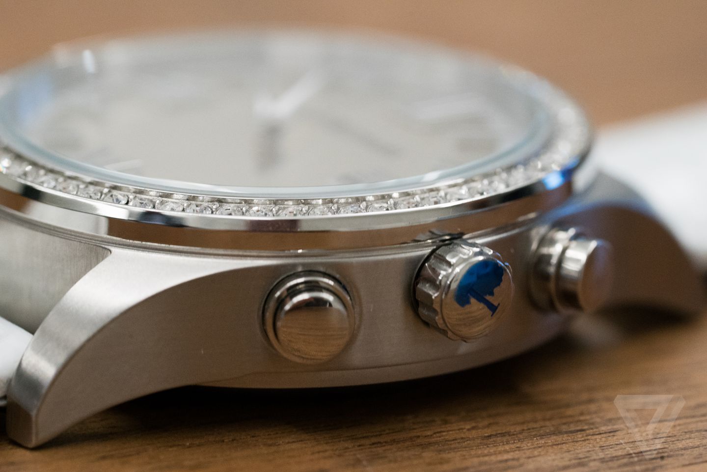 Video: HP lanza smartwatch diseñado por Isaac Mizrahi