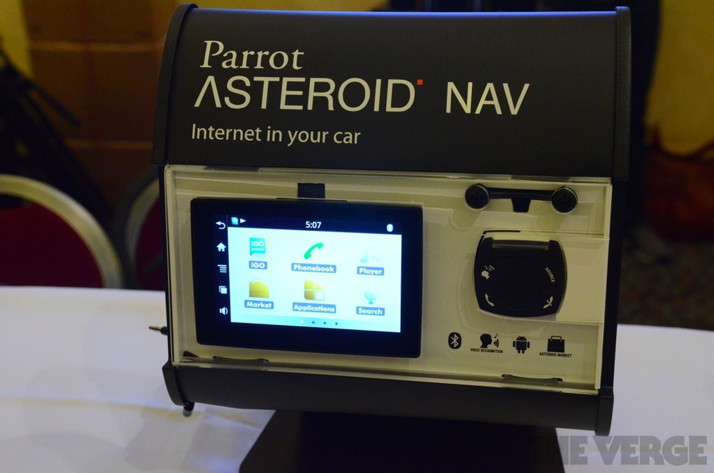 Parrot Asteroid navigation systems hands-on pictures