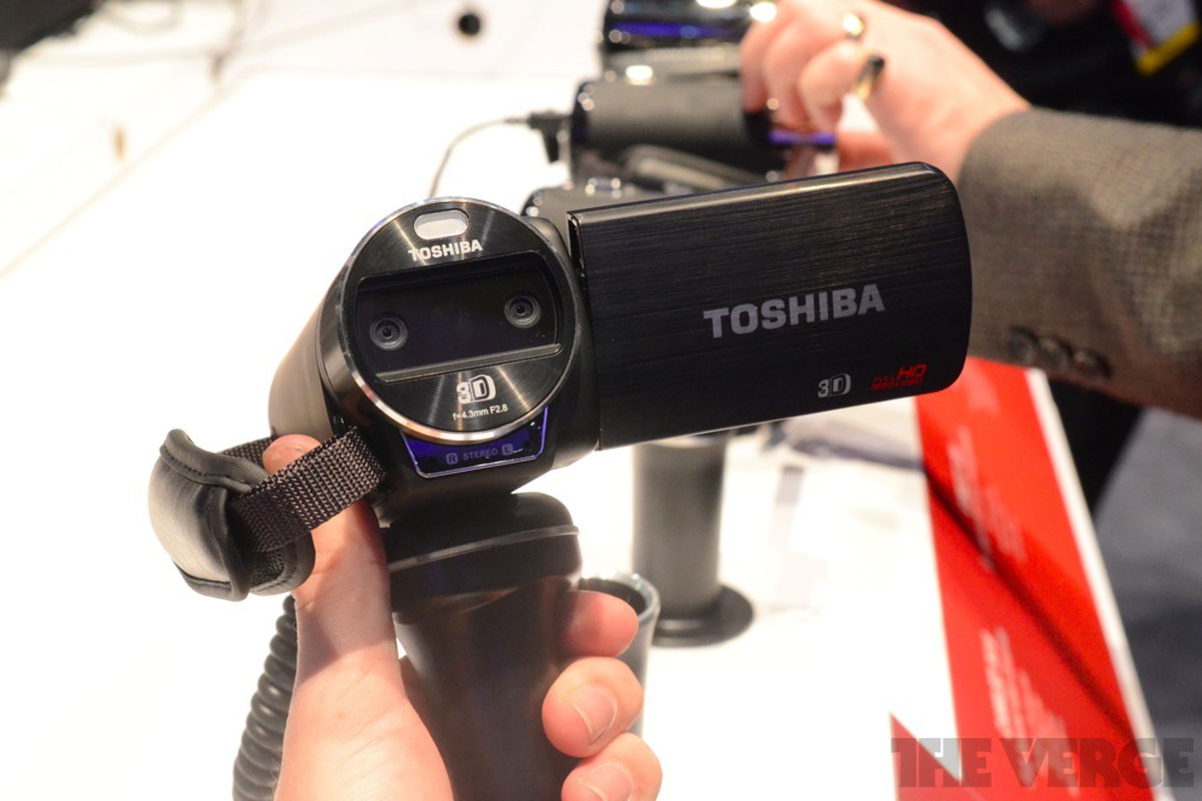 Gallery Photo: Toshiba Camileo Air10 and Z100 hands-on pictures