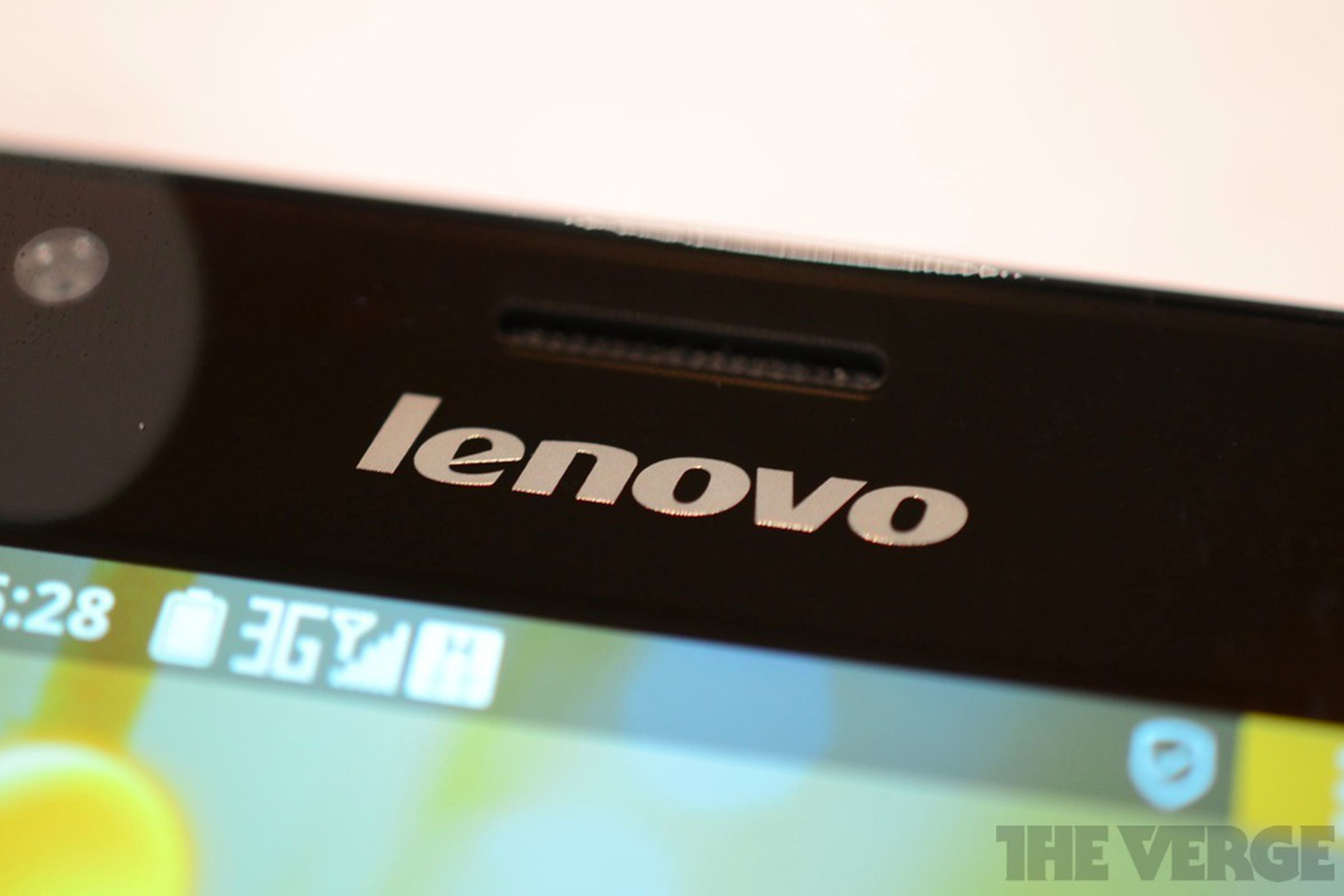 Gallery Photo: Lenovo K800 Intel Medfield phone hands-on pictures