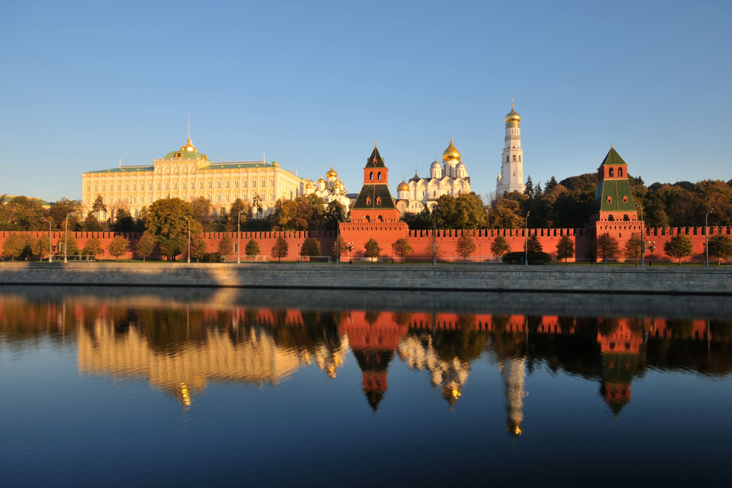 Рассвет над московским Кремлем