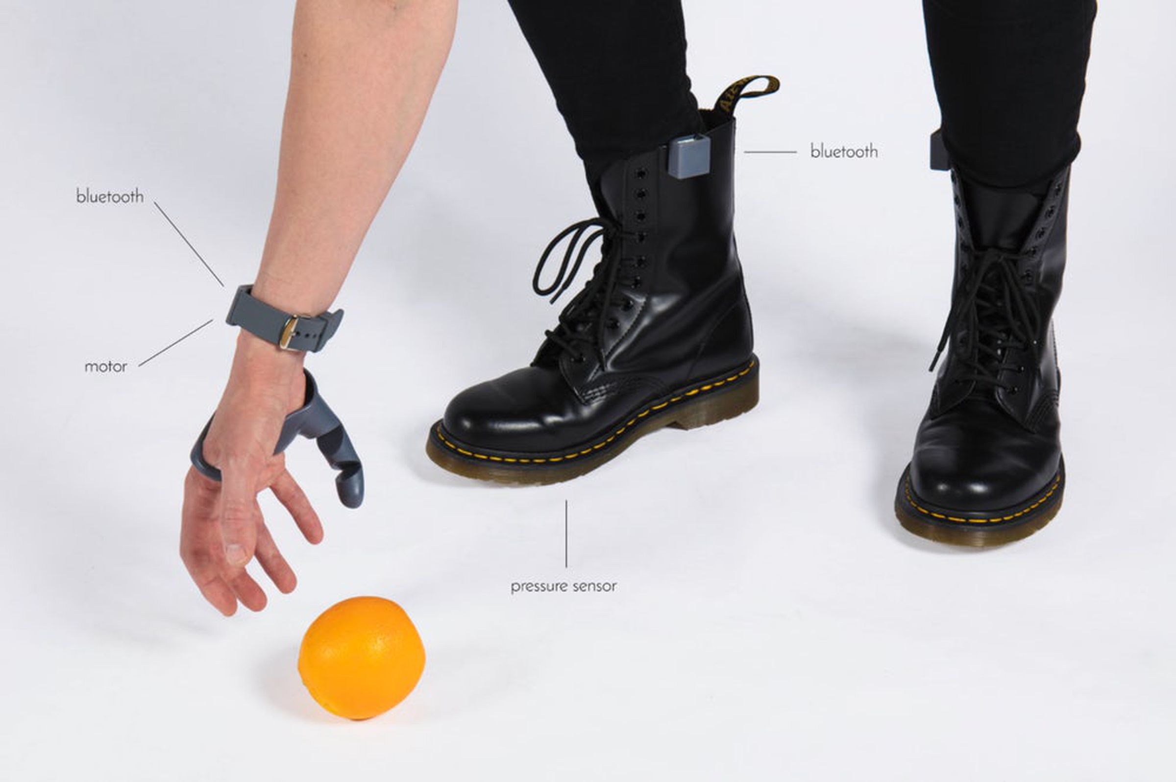 Sensors worn under the feet control the thumb’s gripping motion via Bluetooth.