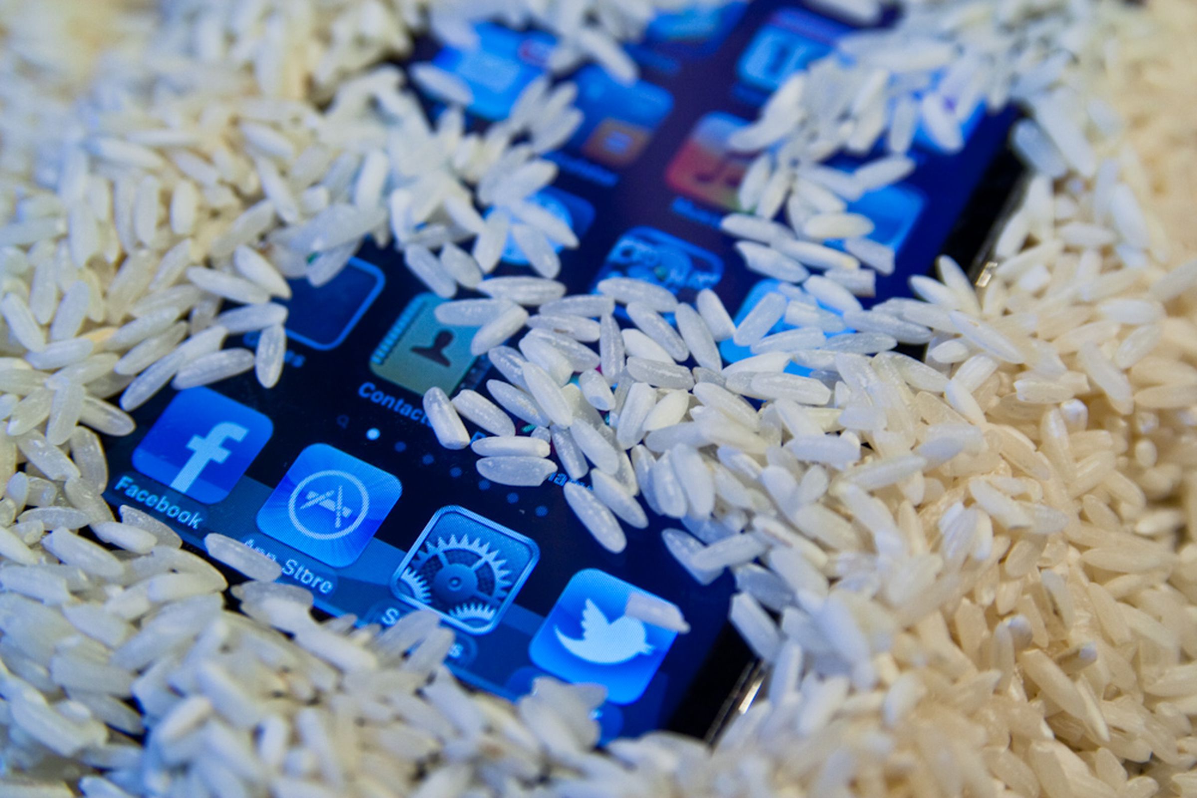 Высушить телефон в домашних условиях. Смартфон в рисе. Iphone в рисе. Айфон упал в воду. Рис смартфон влага.