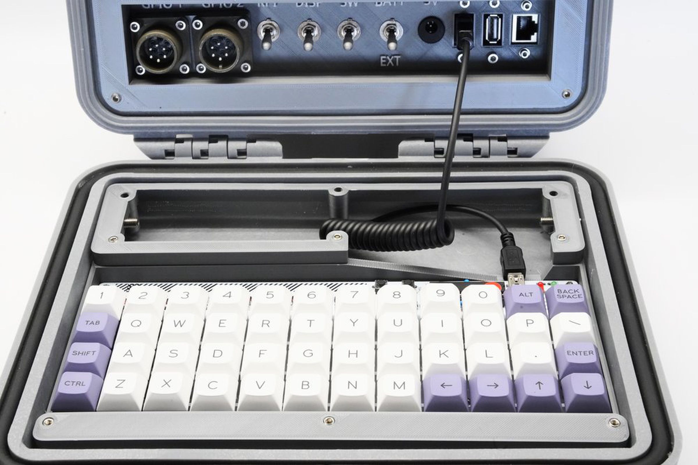 The ortholinear keyboard fits neatly into the case with the help of some 3D-printed components. 