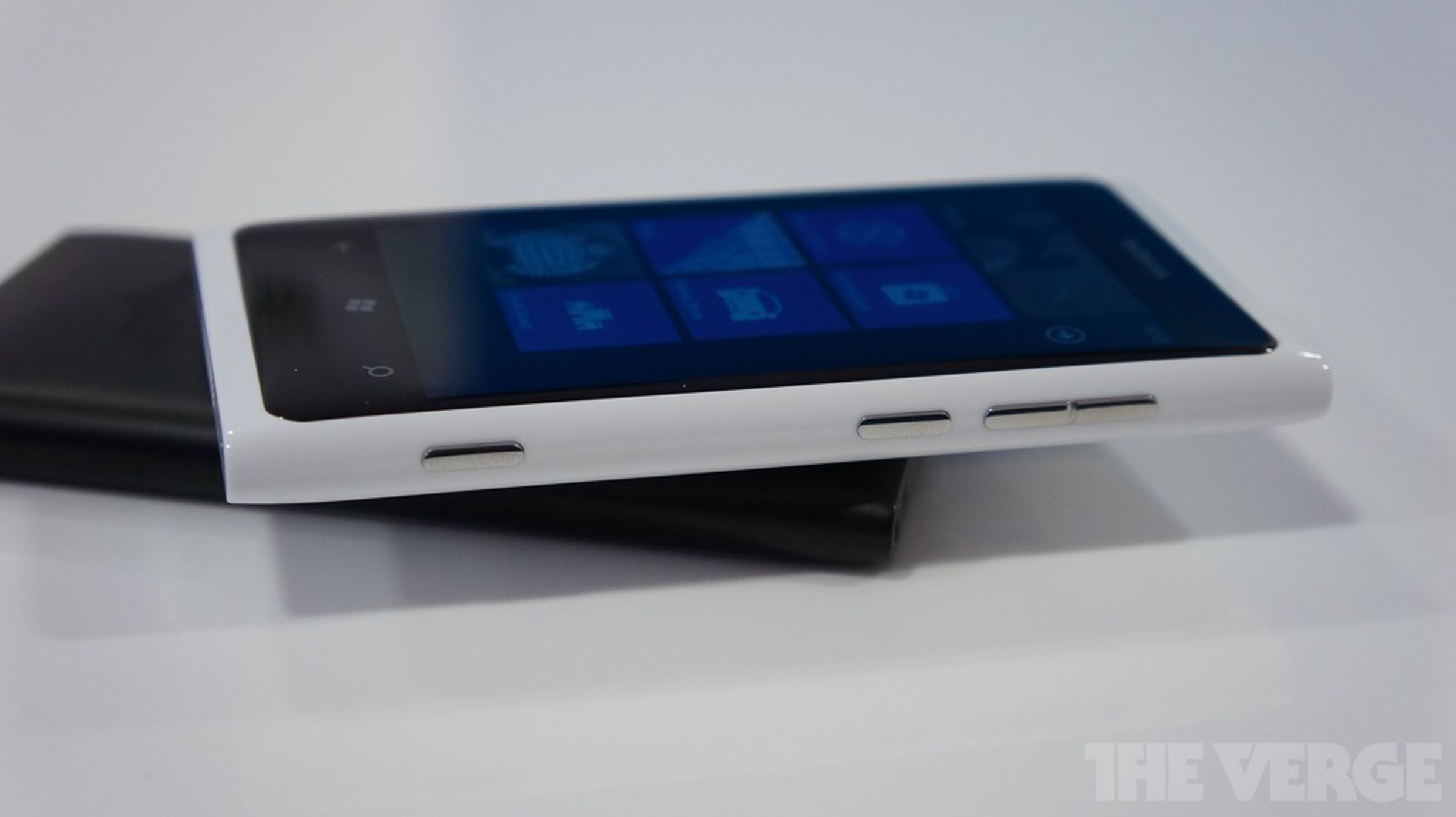White Lumia 800 hands-on photos