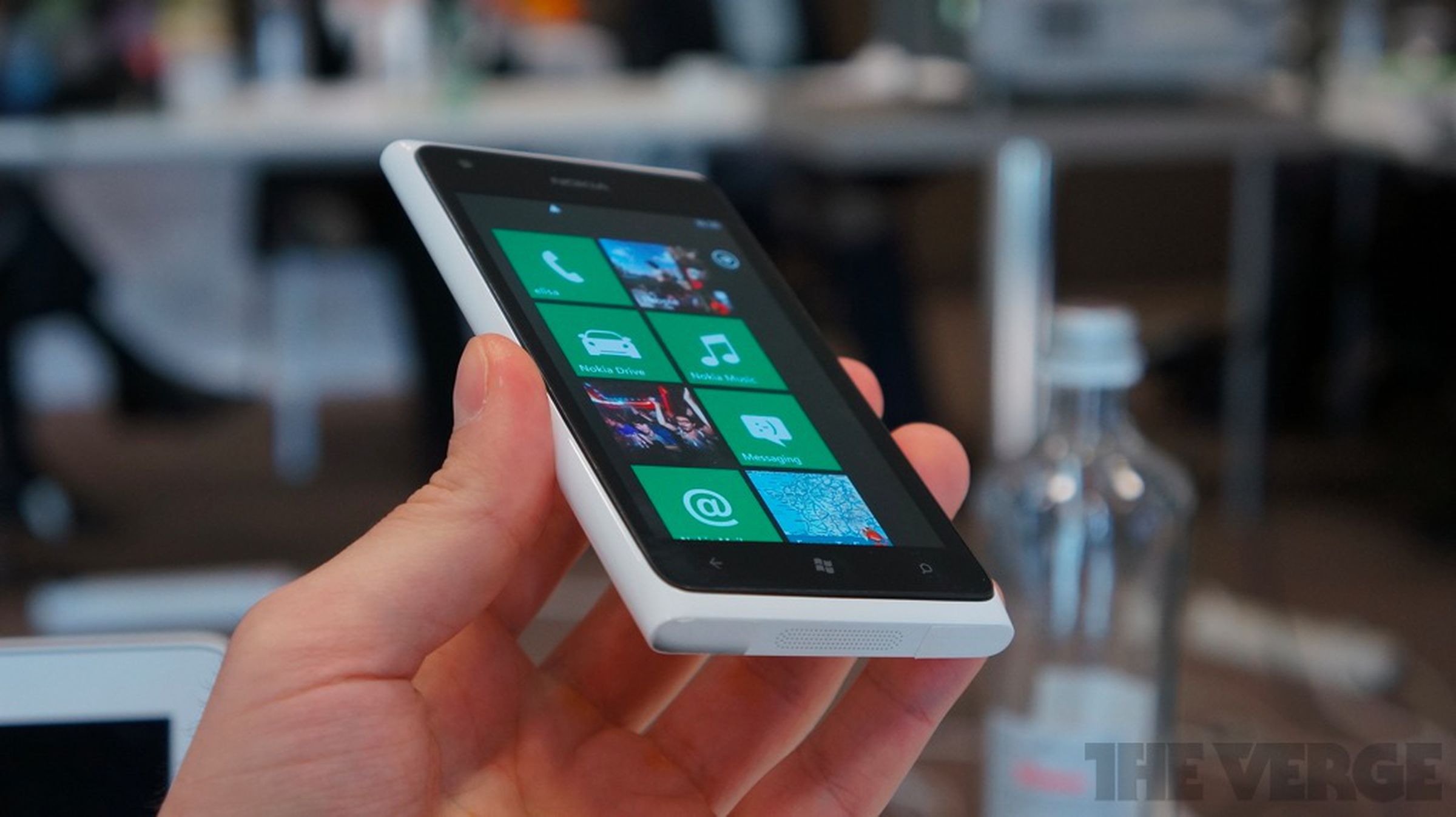 Nokia Lumia 900 in white, hands-on photos