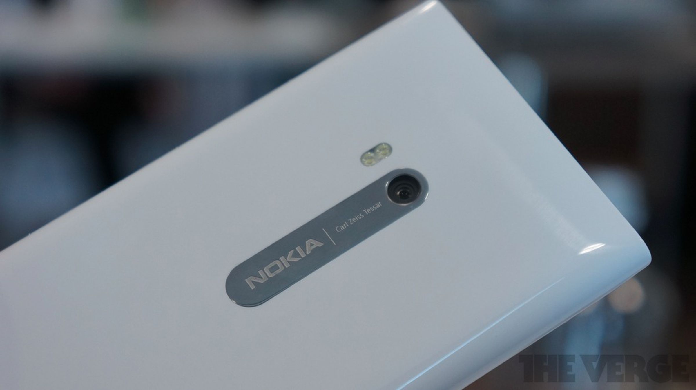Nokia Lumia 900 in white, hands-on photos