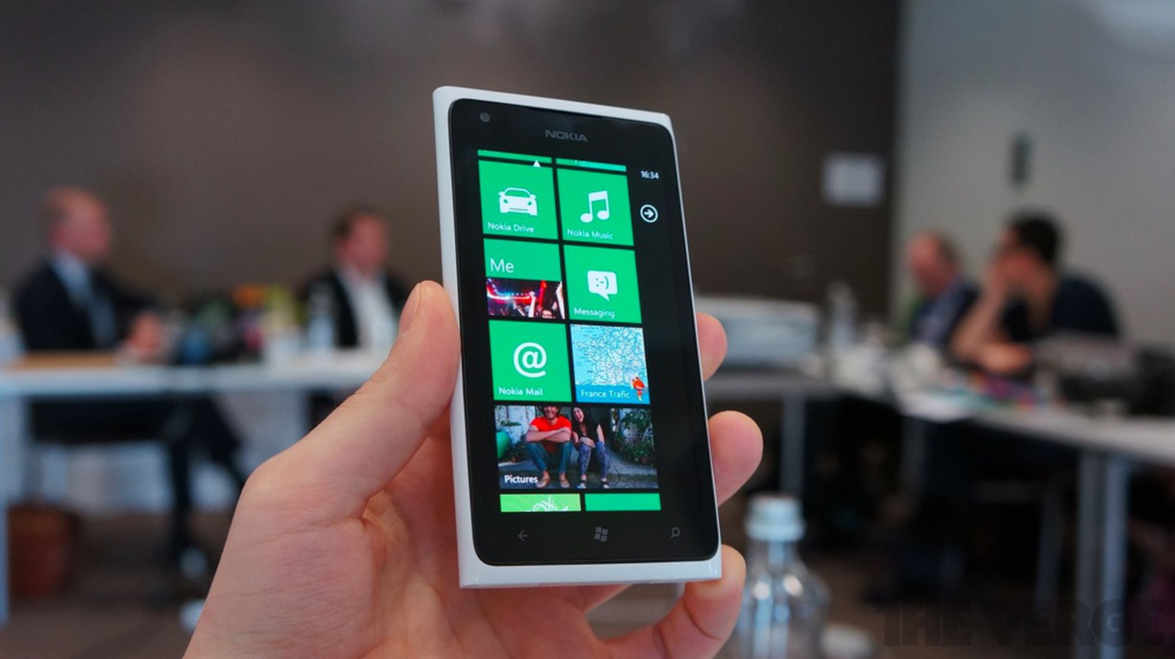 Nokia Lumia 900 in white, hands-on photos