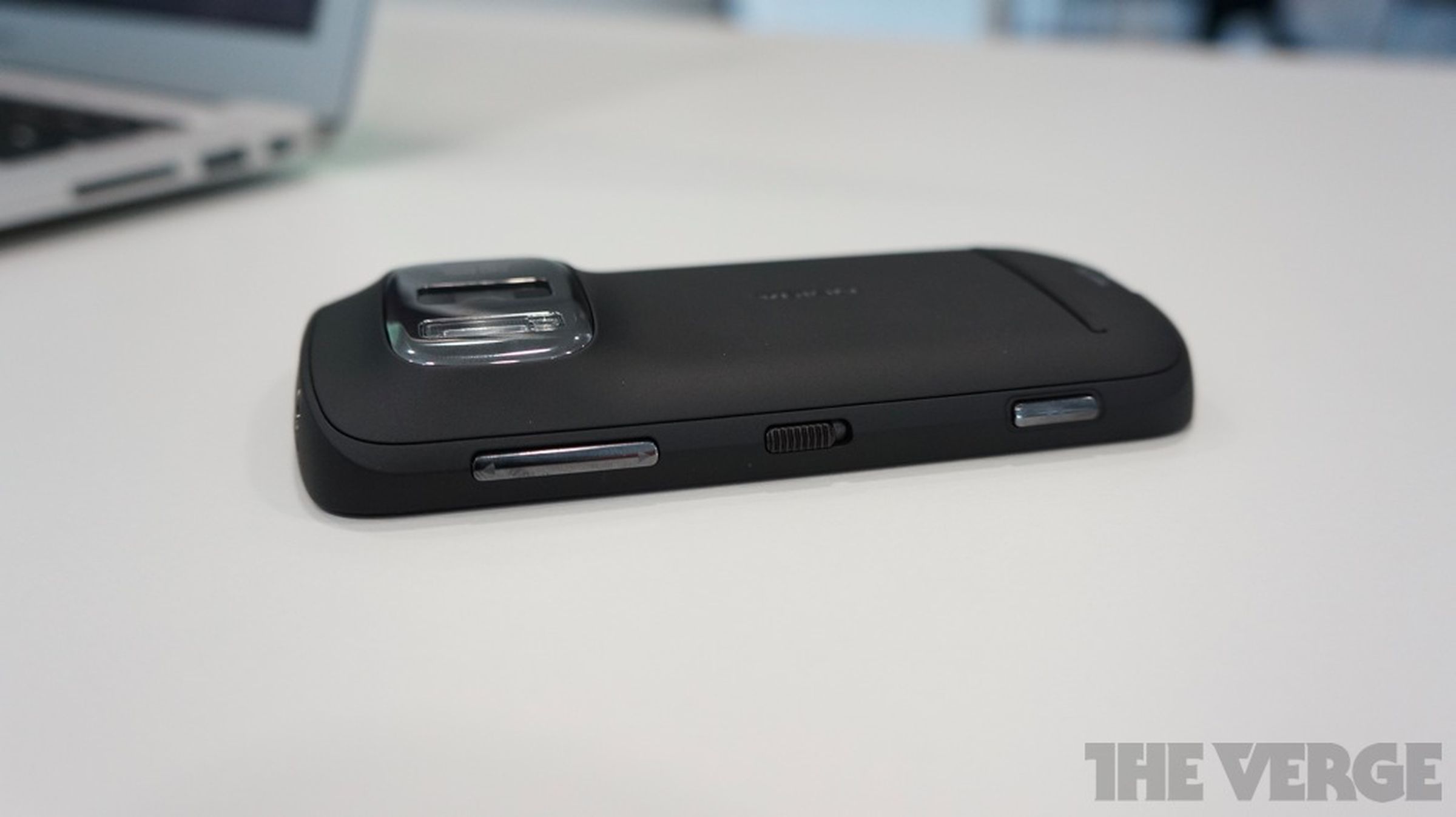 Nokia 808 PureView hands-on photos