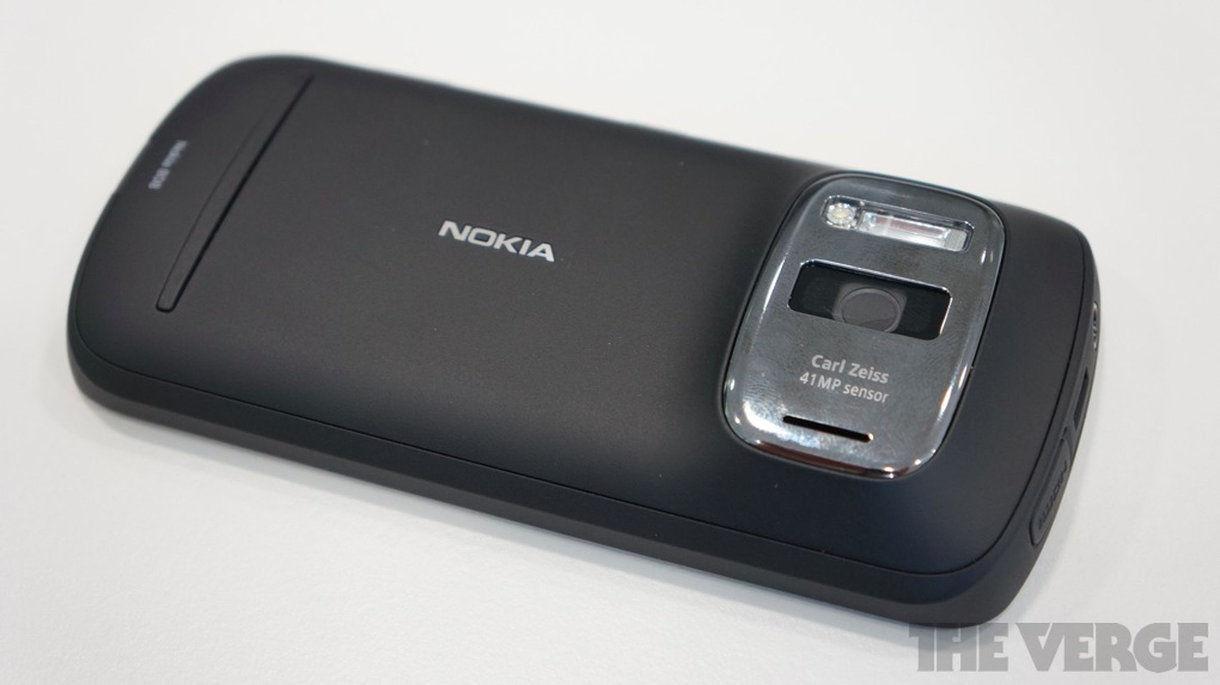 Nokia 808 PureView hands-on photos
