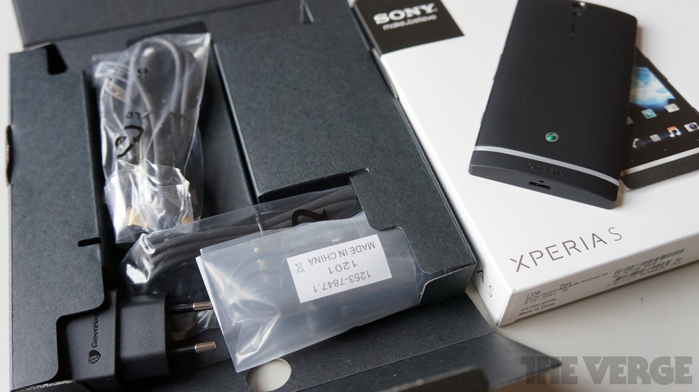 Xperia S unboxing and hands-on photos