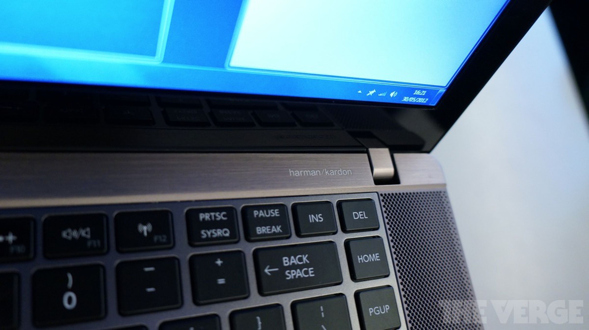 Toshiba Satellite U840W hands-on pictures