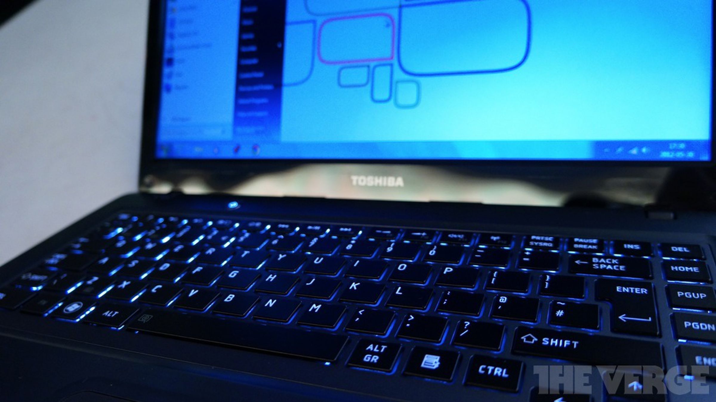 Toshiba Satellite U840 hands-on pictures