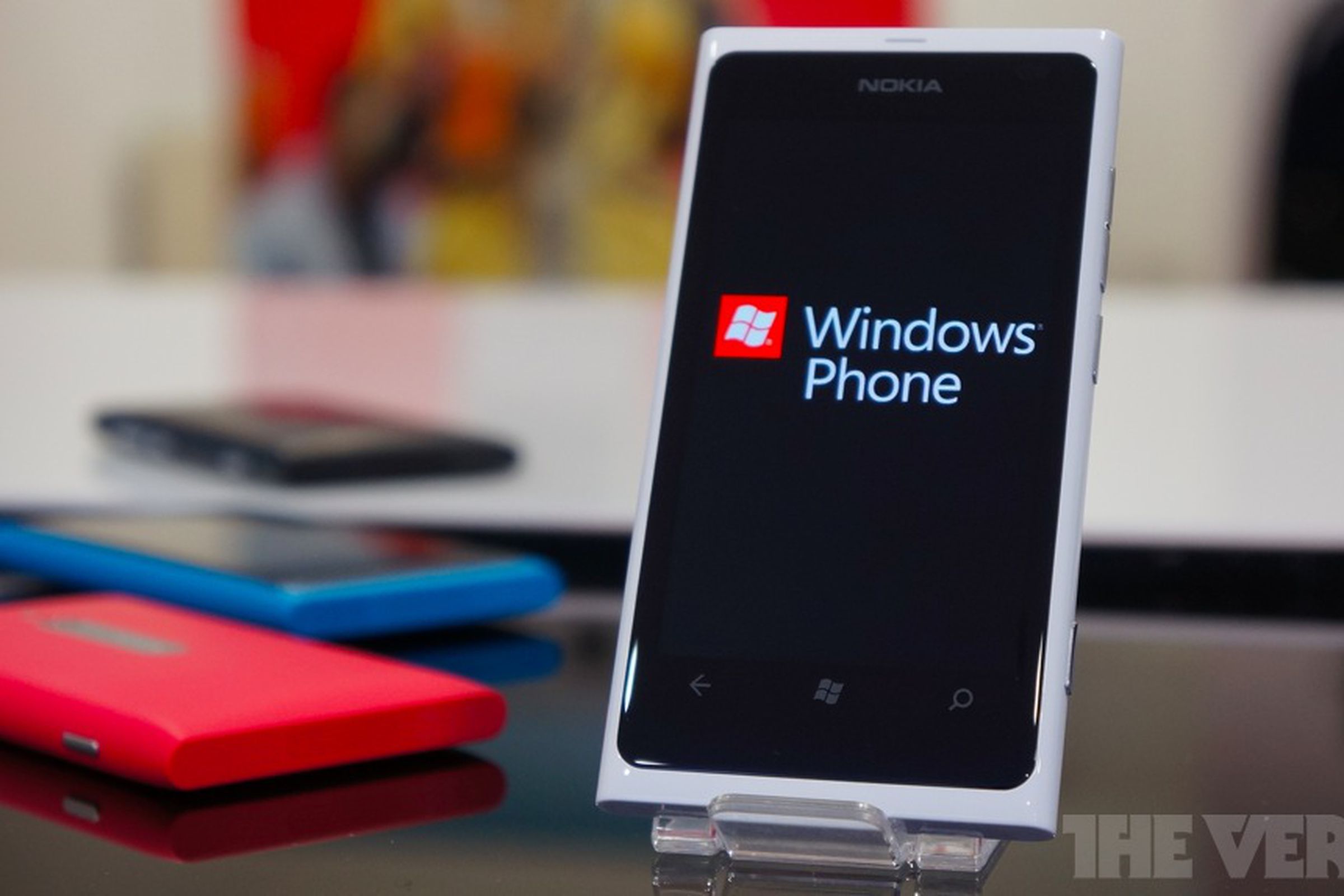 Gallery Photo: White Lumia 800 hands-on photos