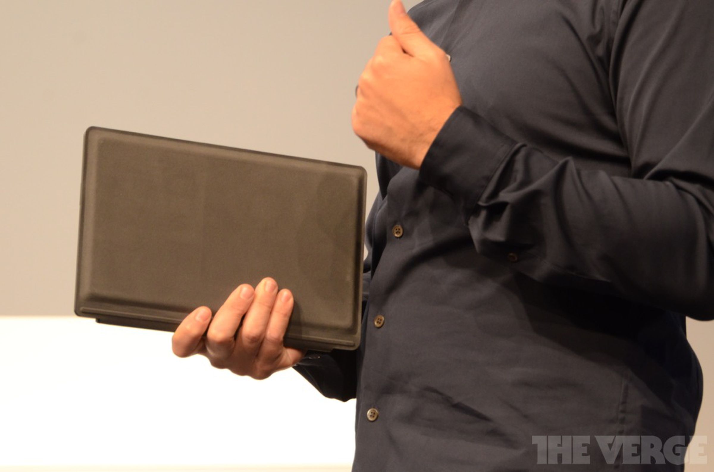 Surface Pro 2 Power Cover and Docking Station announce photos