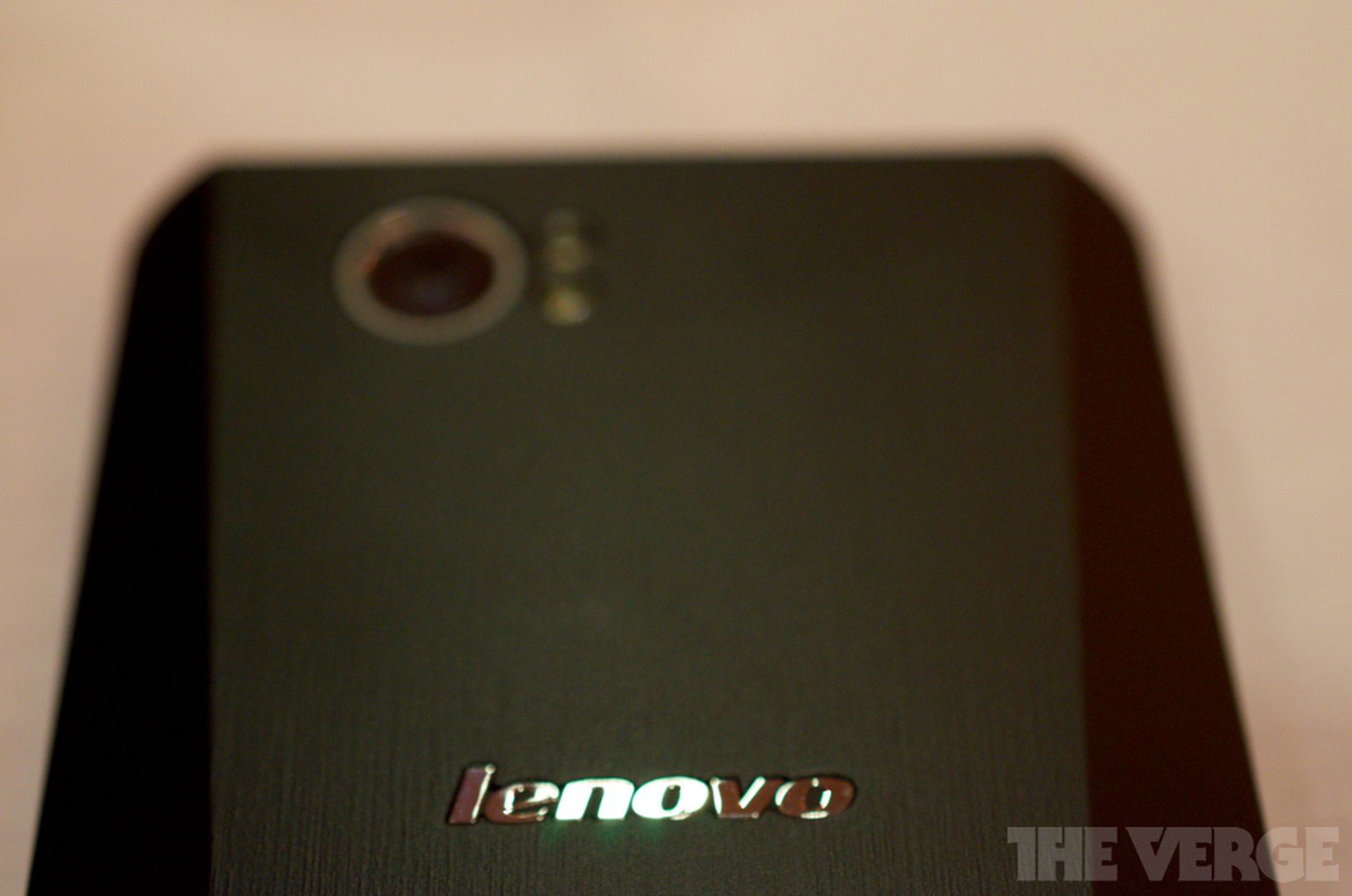 Lenovo K800 Intel Medfield phone hands-on pictures