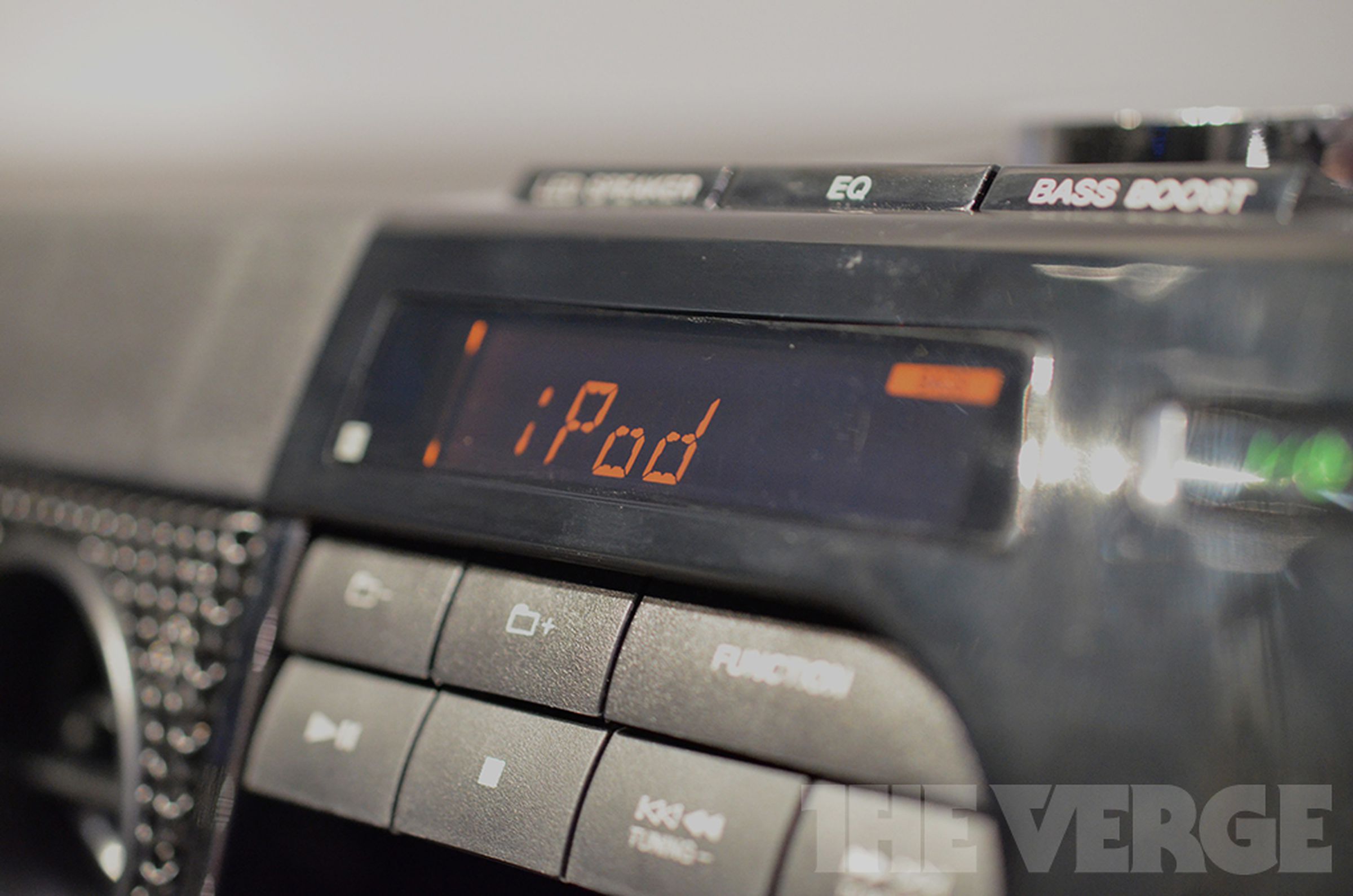 Sony RDH-GTK33iP iPod and iPhone dock hands-on photos