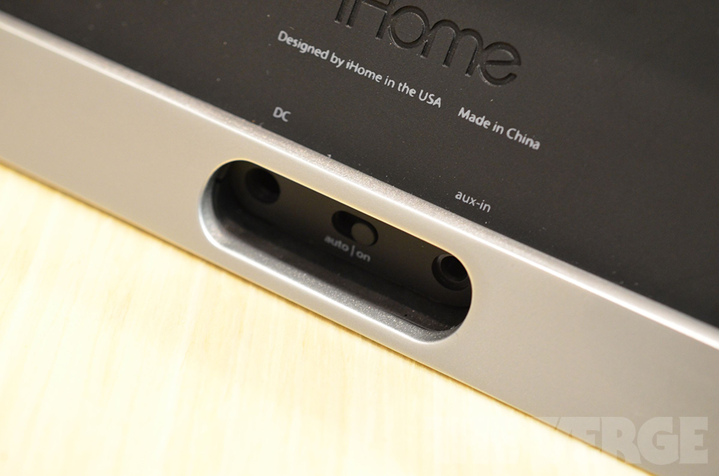 iHome iD11 Bluetooth iPhone and iPad speaker (hands-on photos)