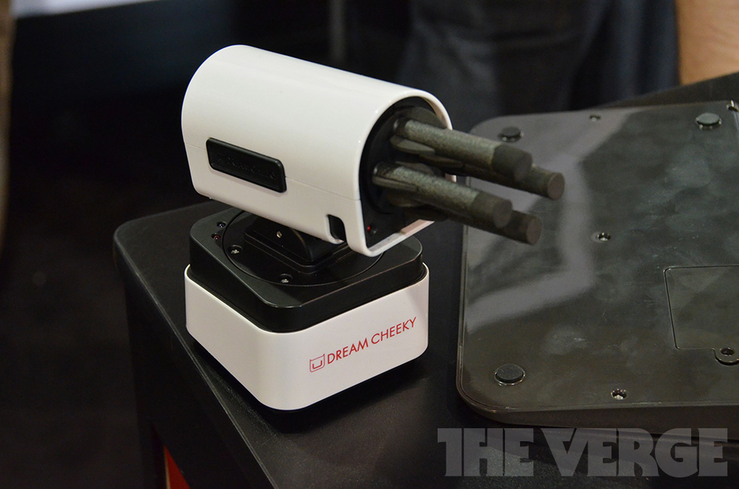 iLaunch Thunder missile launcher for iPhone (hands-on photos)