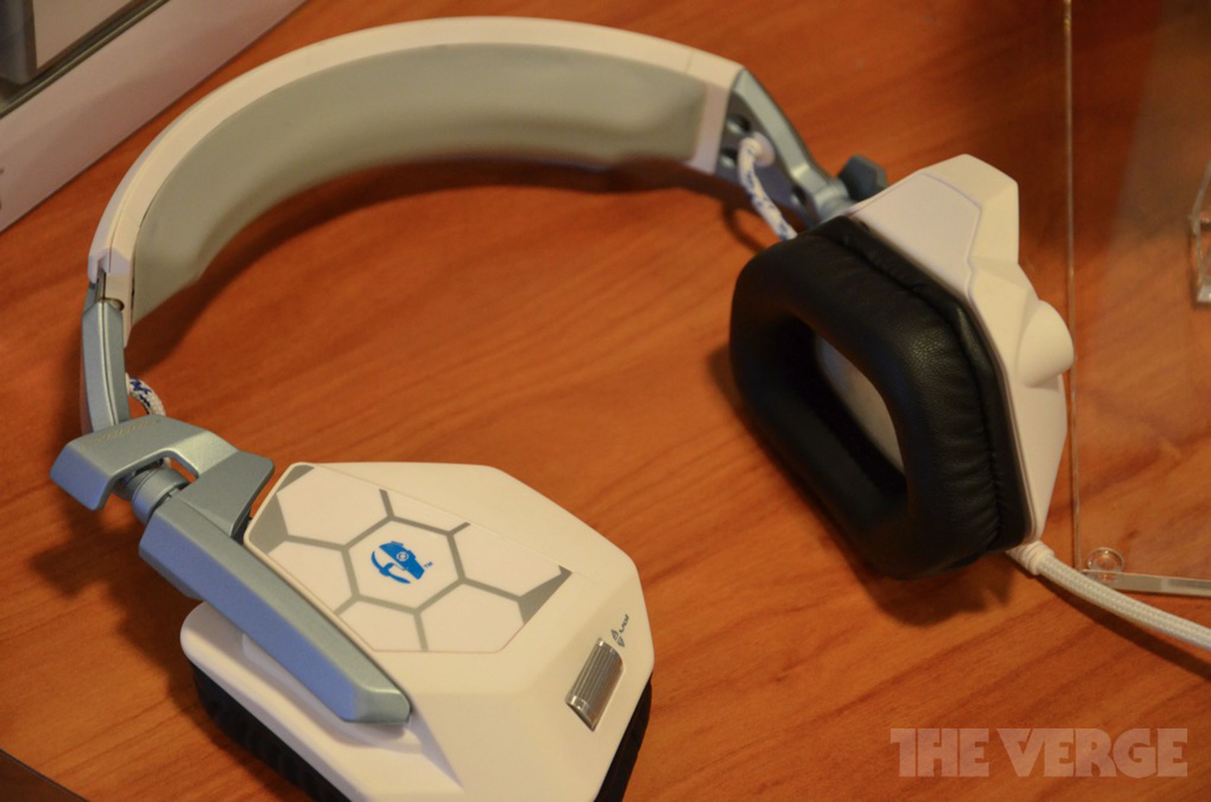 Mad Catz Cyborg Freq 5 headset, MMO7 mouse, and Street Fighter x Tekken Arcade FightStick VS hands-on pictures