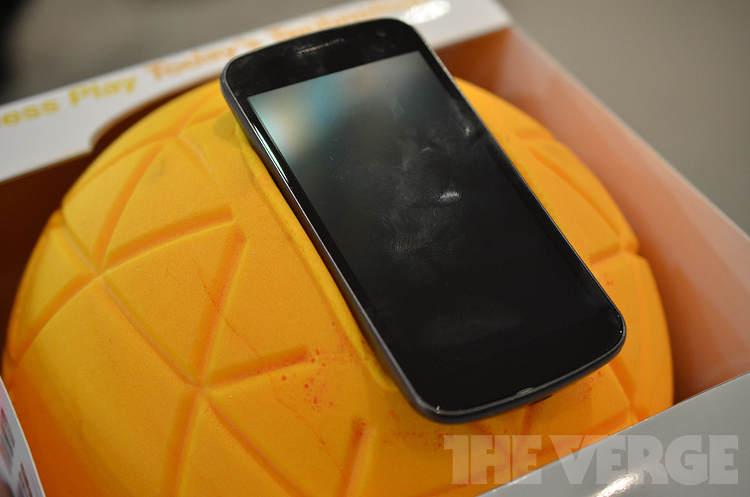 TheO smartphone accessory from Physical Apps (hands-on photos)