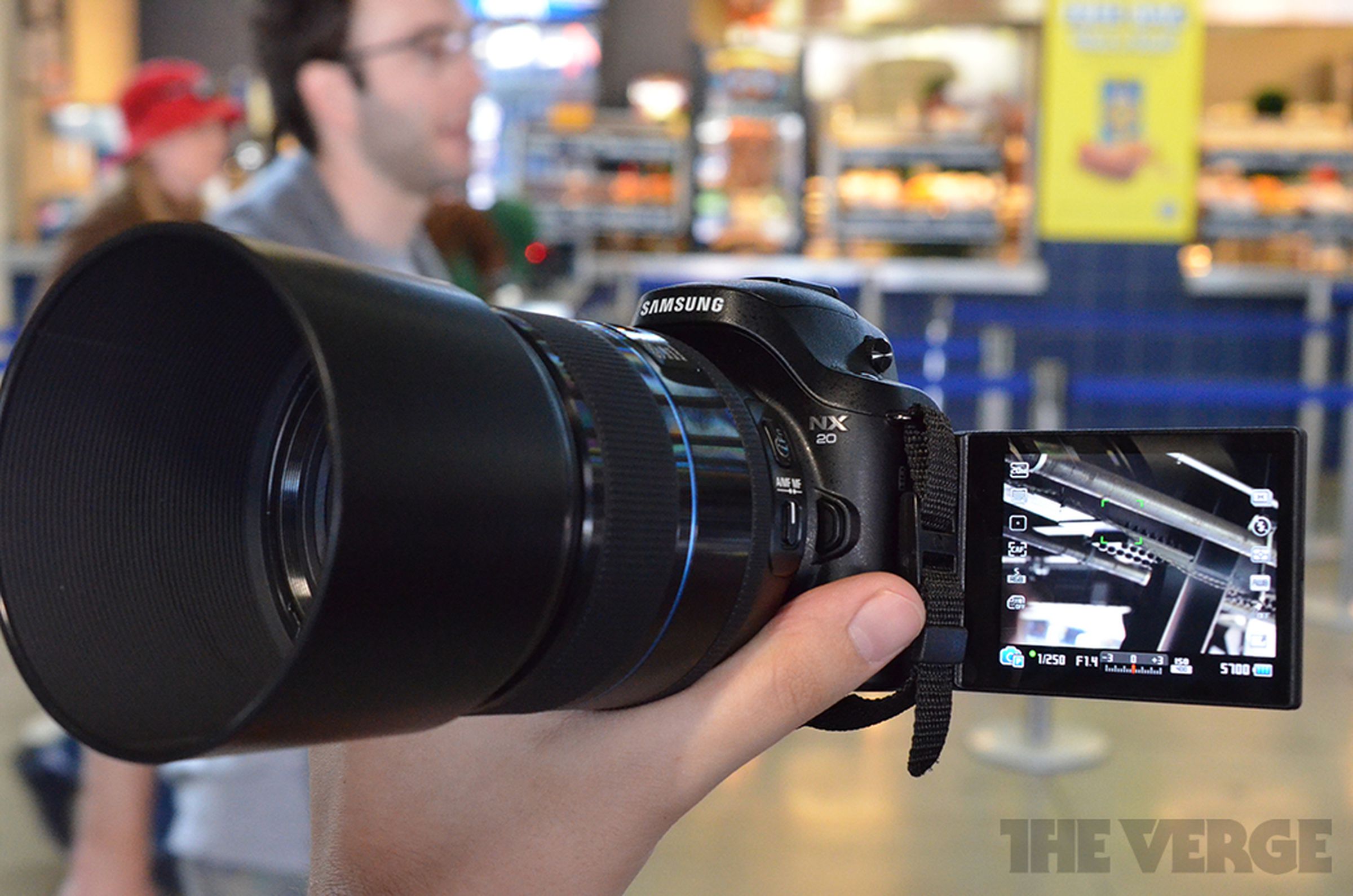 Samsung NX20 hands-on pictures