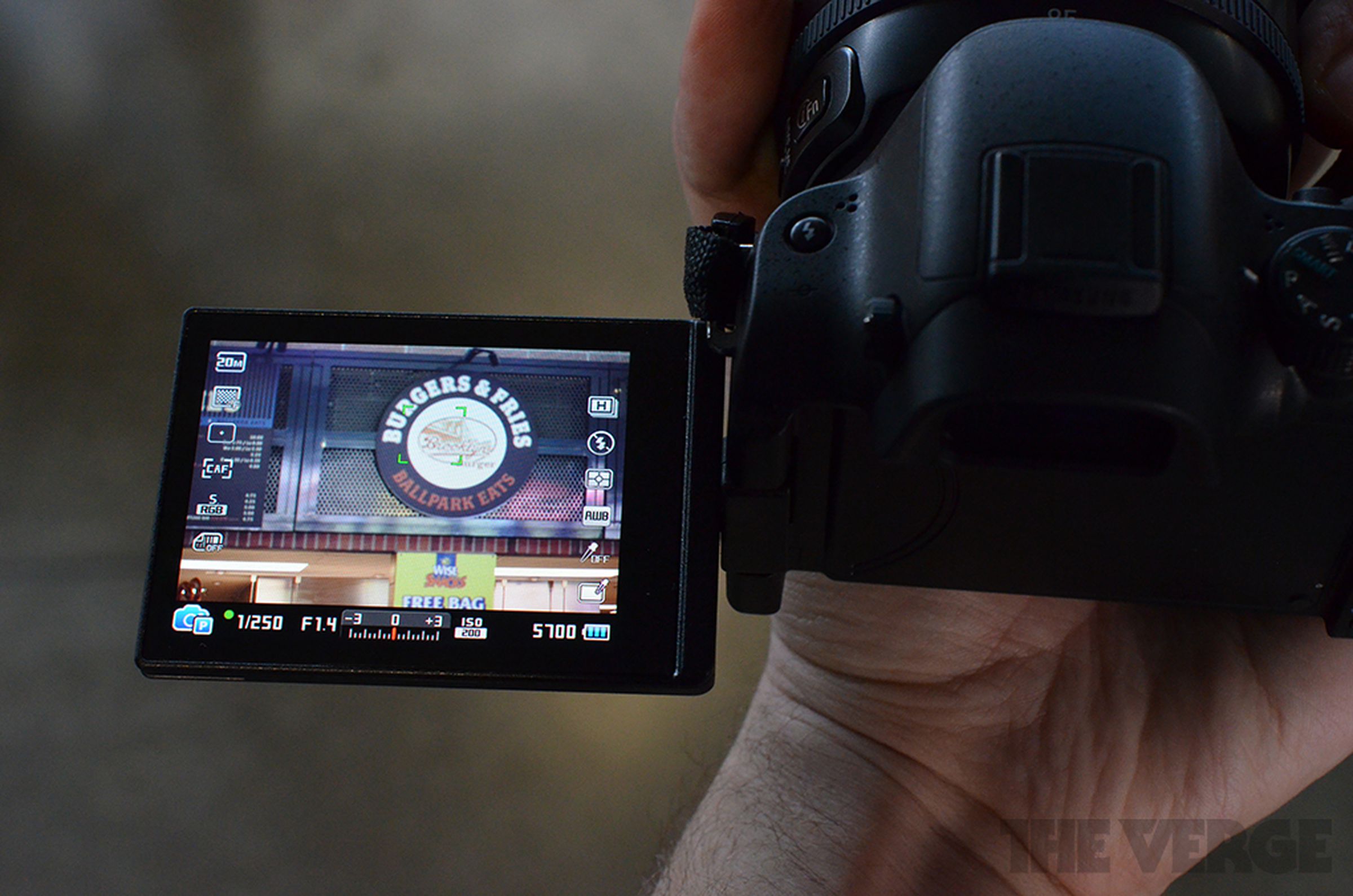 Samsung NX20 hands-on pictures