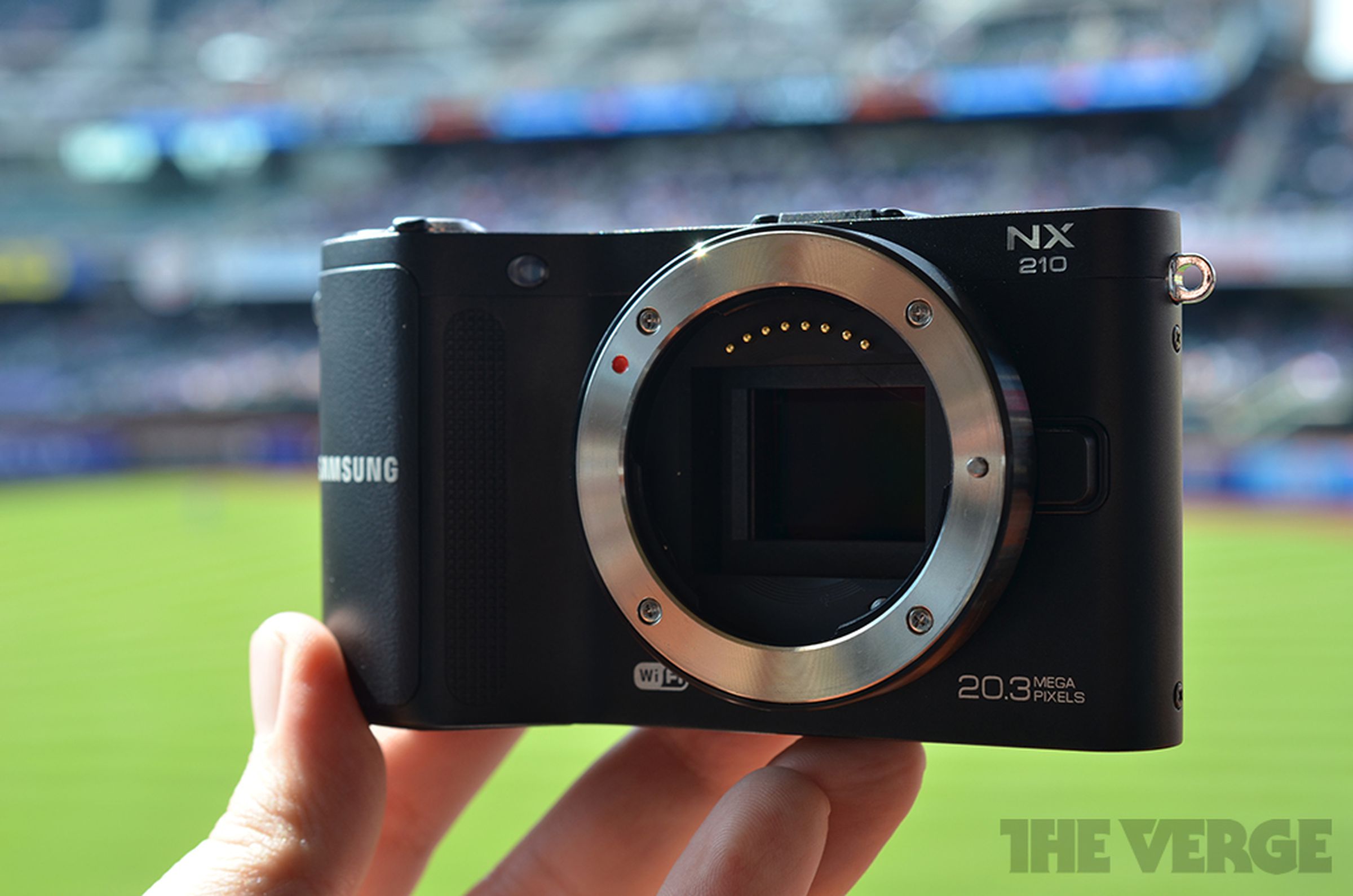 Samsung NX210 hands-on pictures