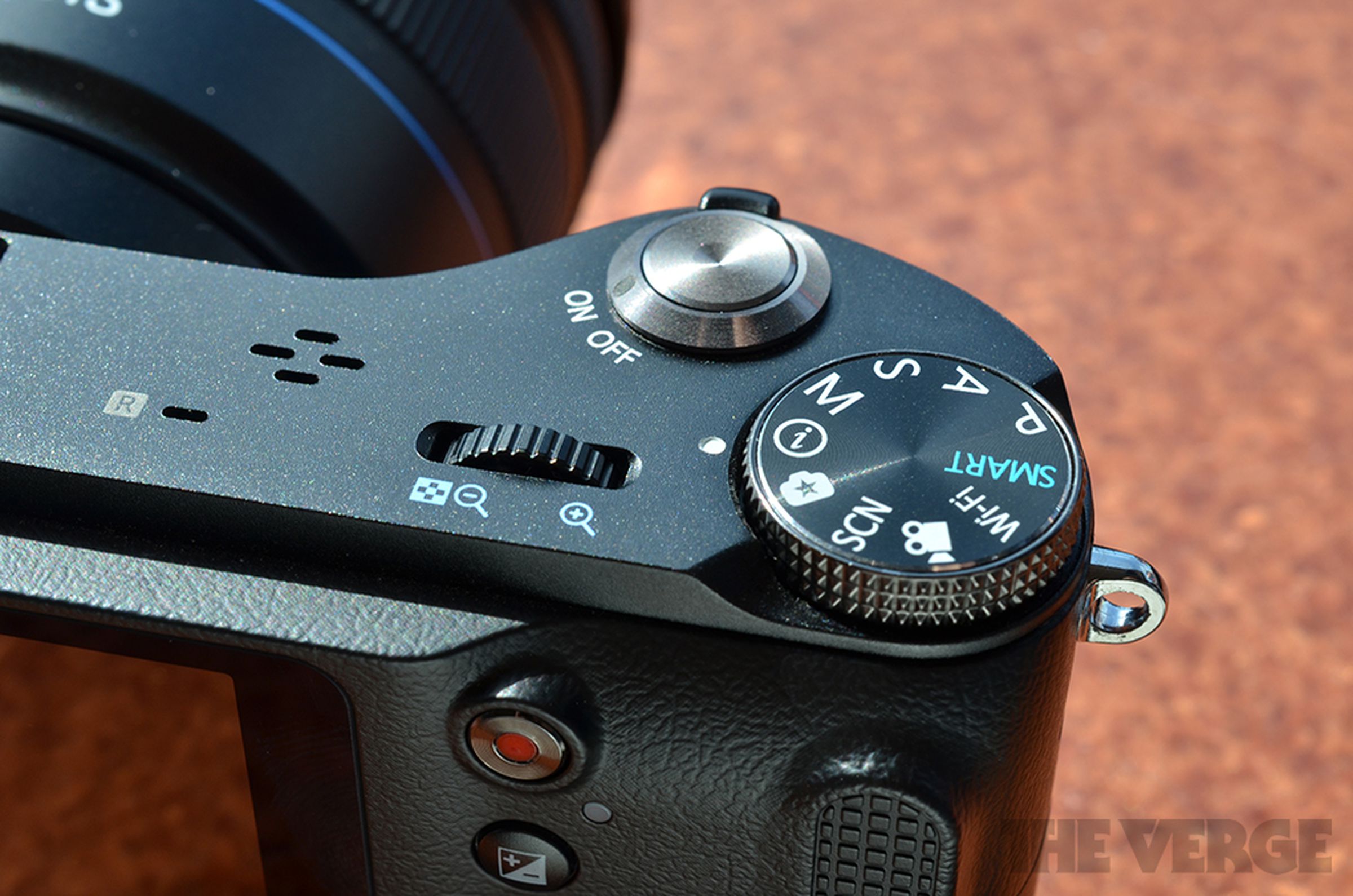 Samsung NX210 hands-on pictures