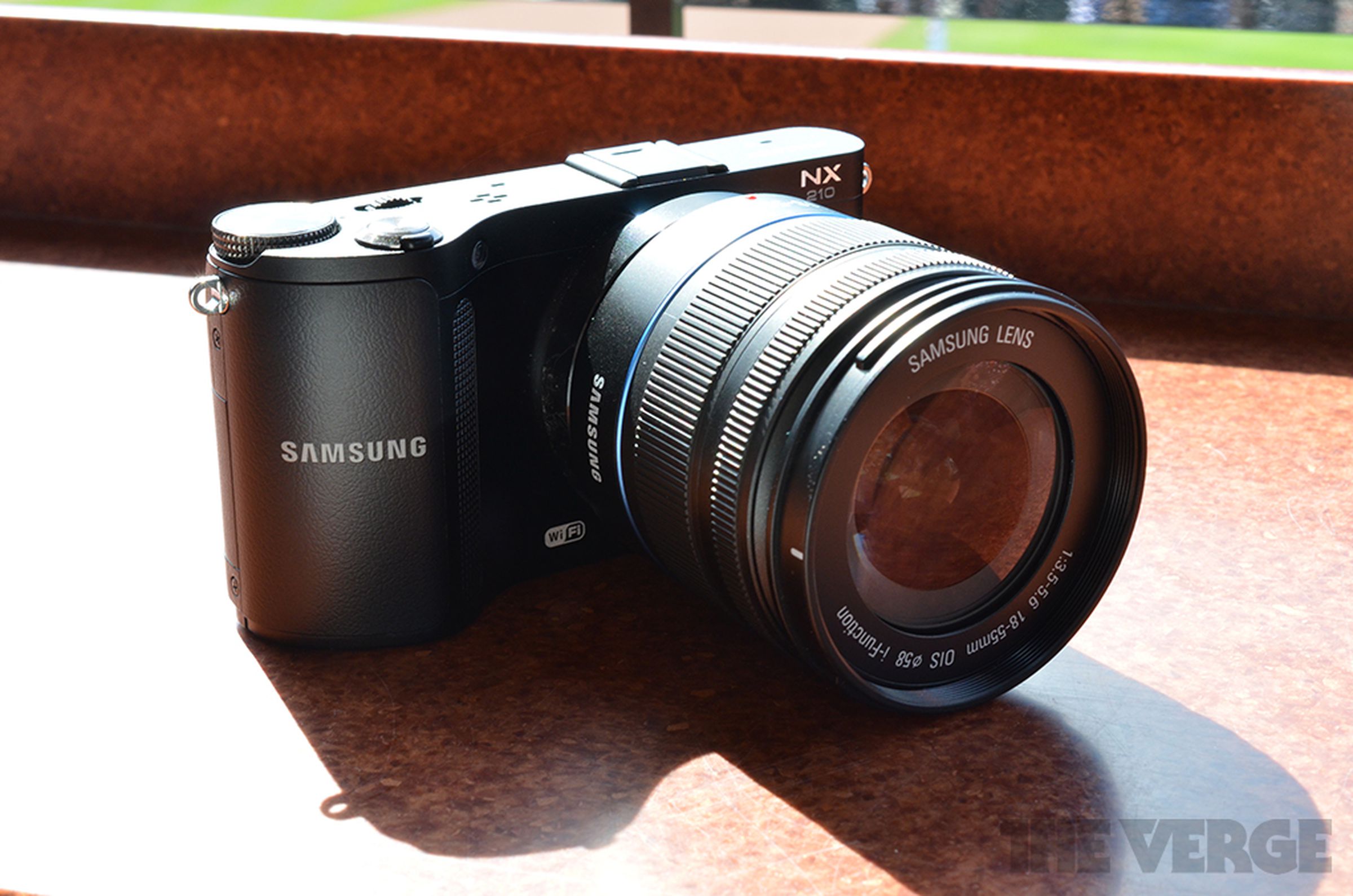 Samsung NX210 hands-on pictures