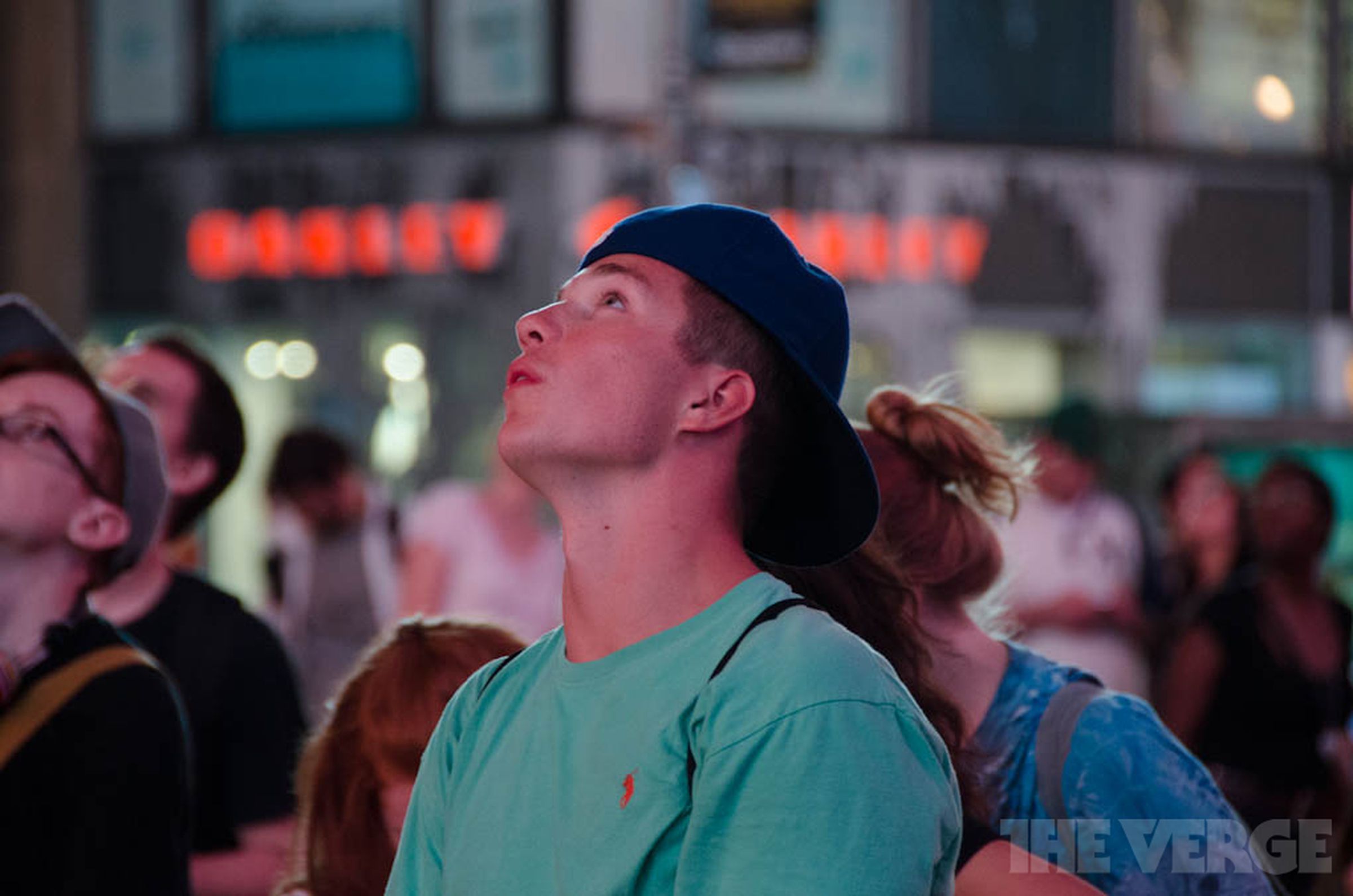 Times Square crowd reacts to the Curiosity landing: in pictures