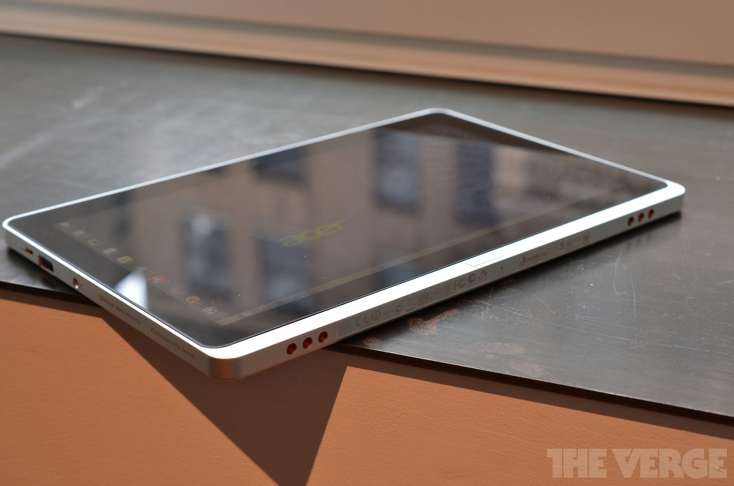 Acer Iconia W700 hands-on photos