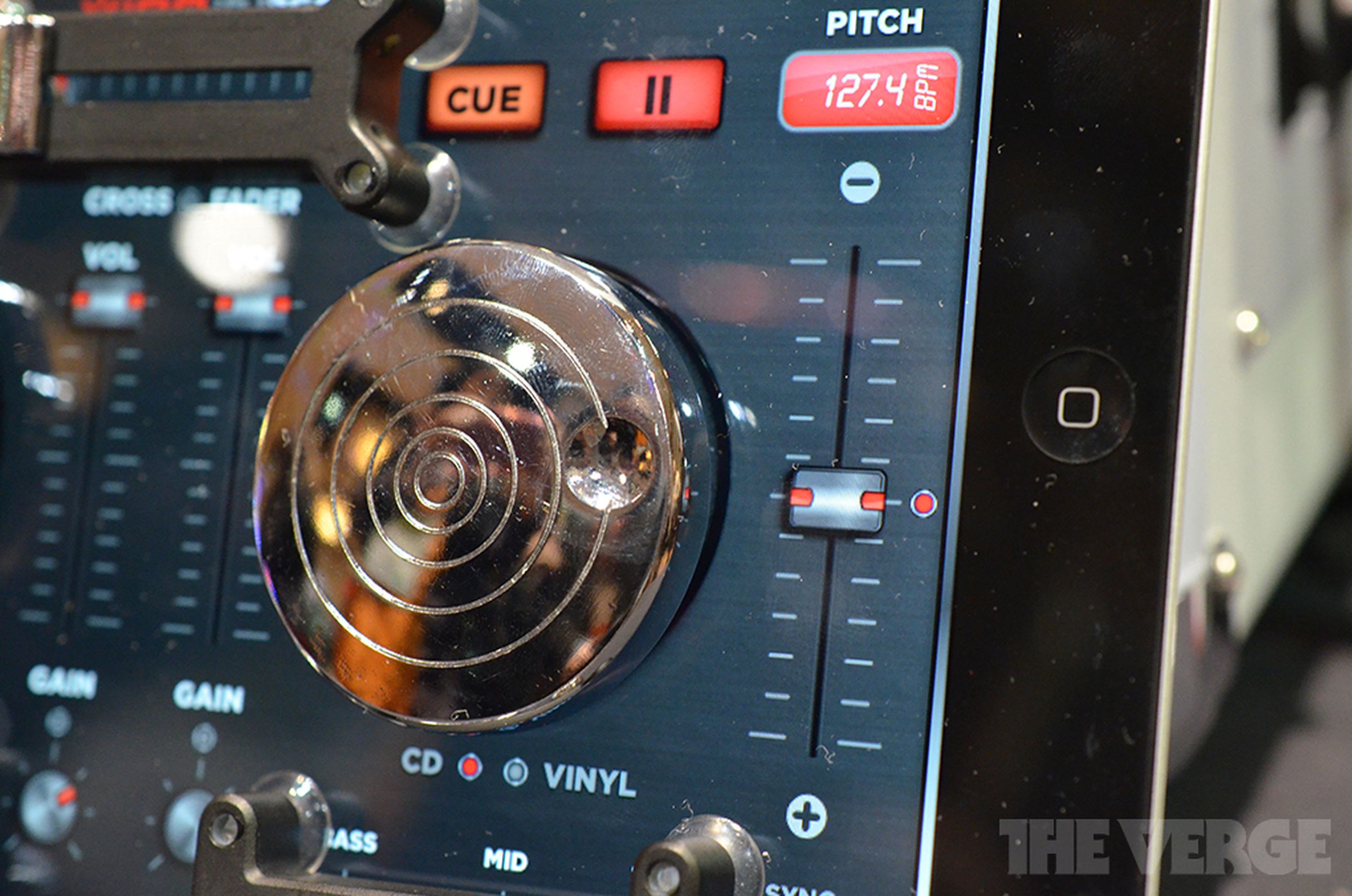 Ion Audio Scratch 2 Go DJ hands-on images