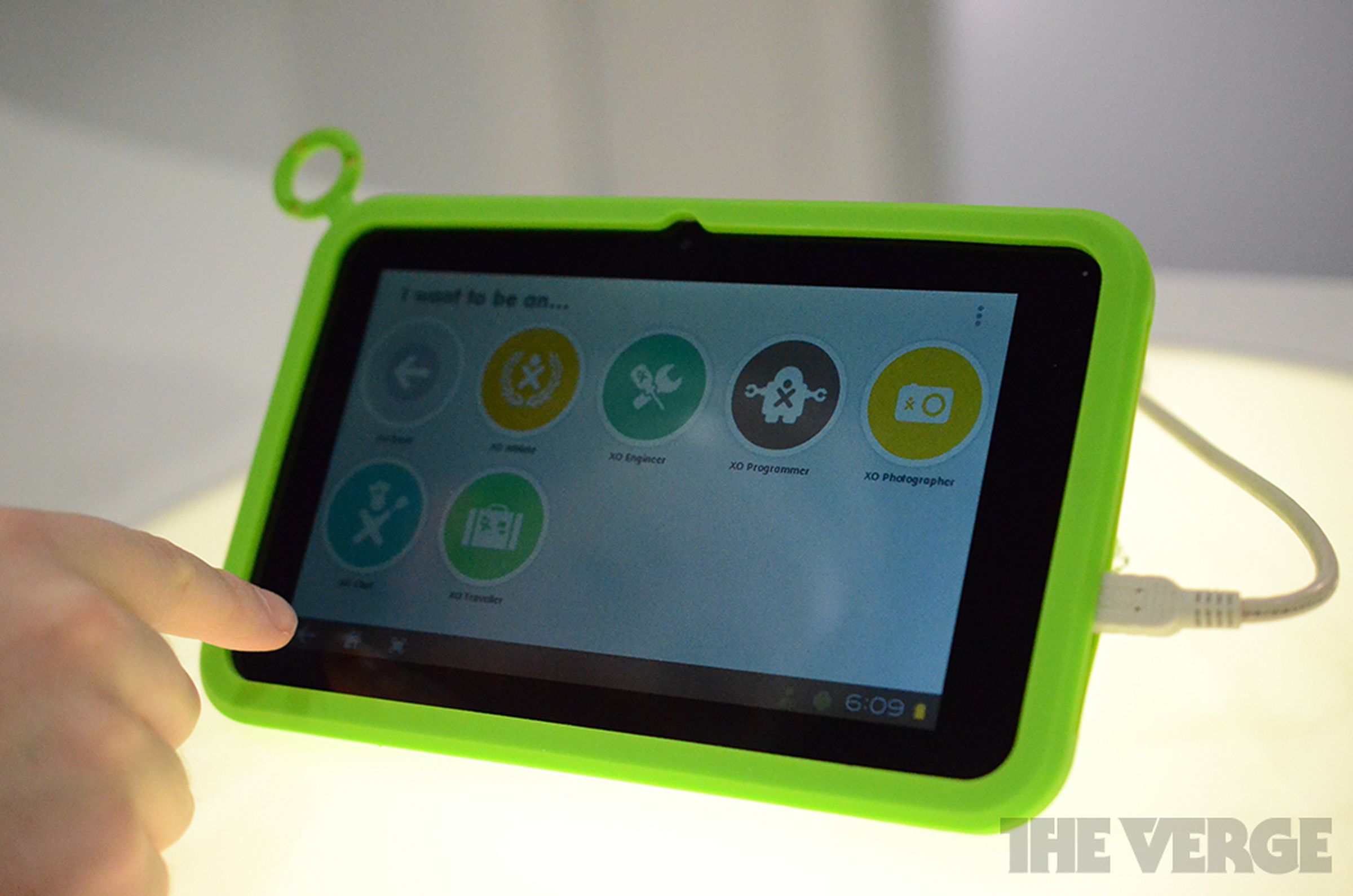 OLPC XO tablet hands-on photos