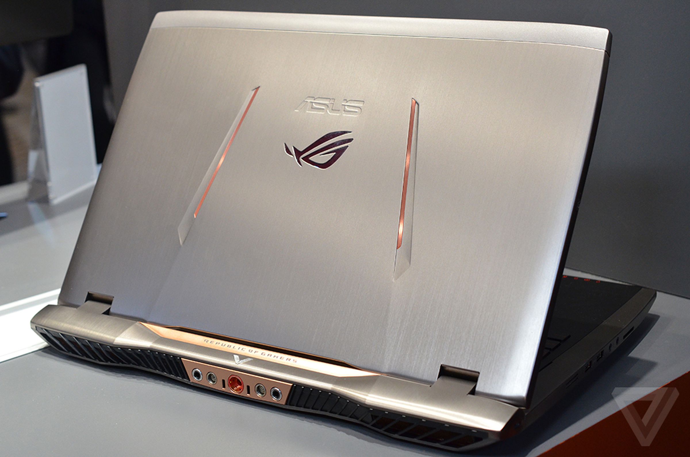 Asus GX700 gaming laptop hands-on photos