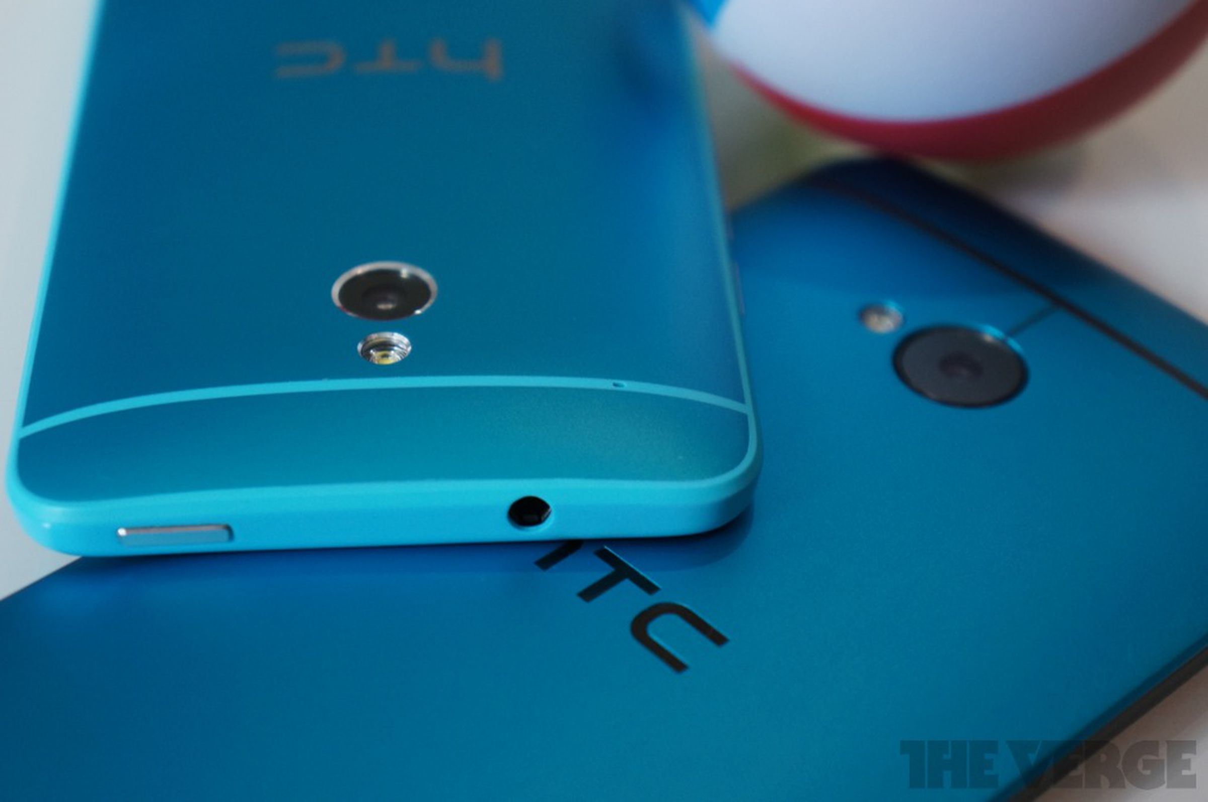 HTC One and One mini in Vivid Blue