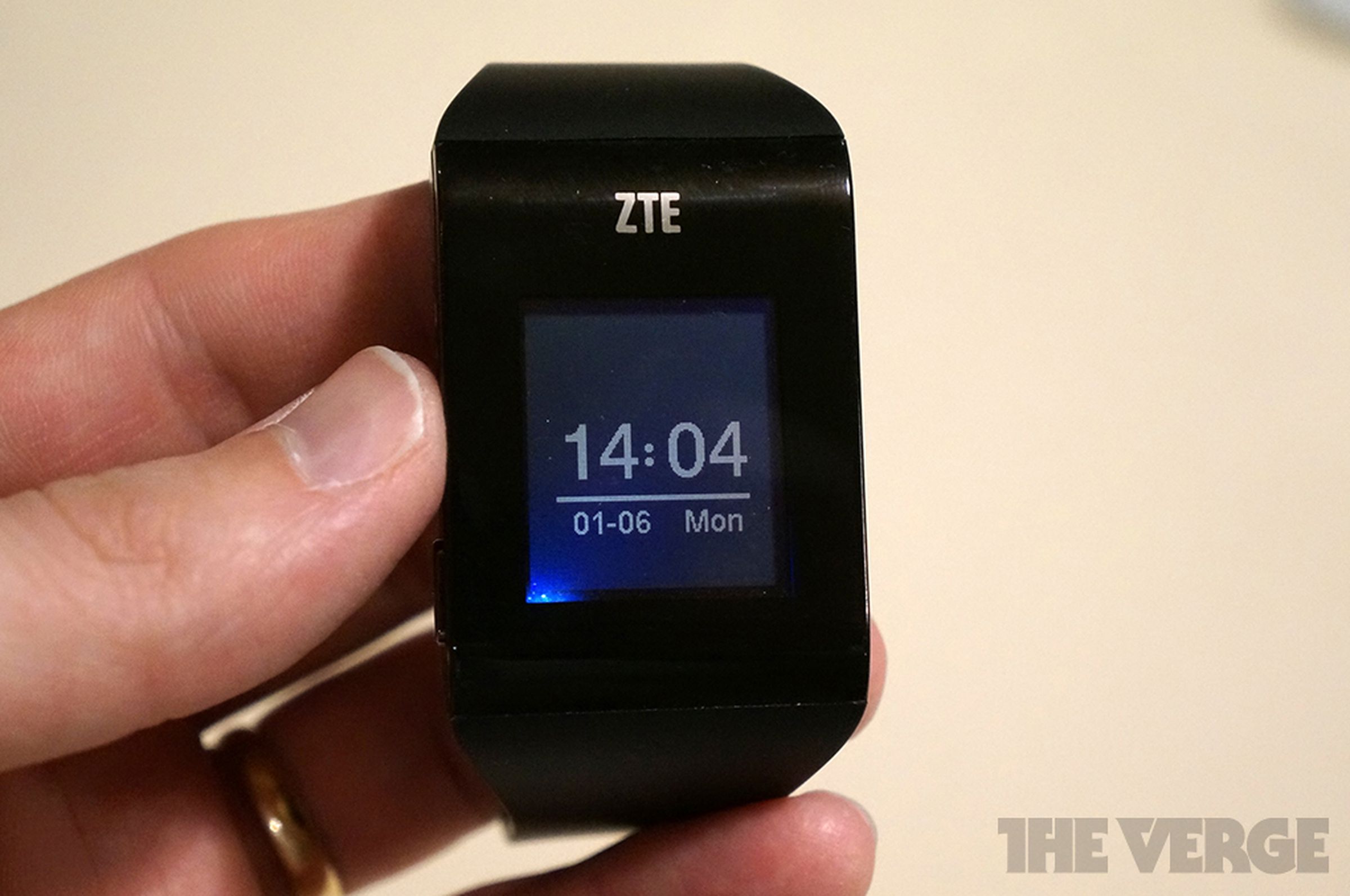 ZTE BlueWatch smartwatch photos