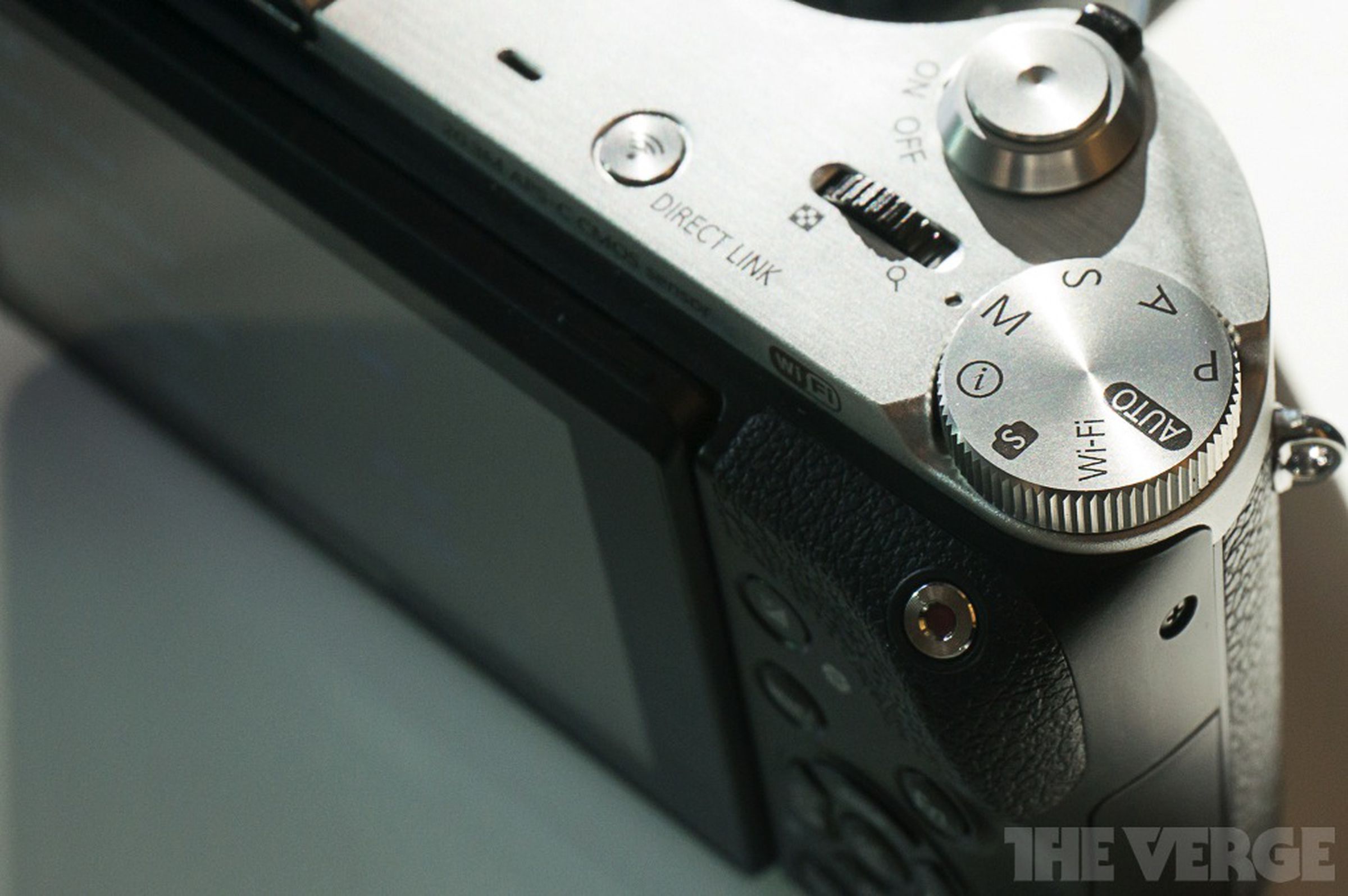 Samsung NX300 mirrorless camera hands-on photos