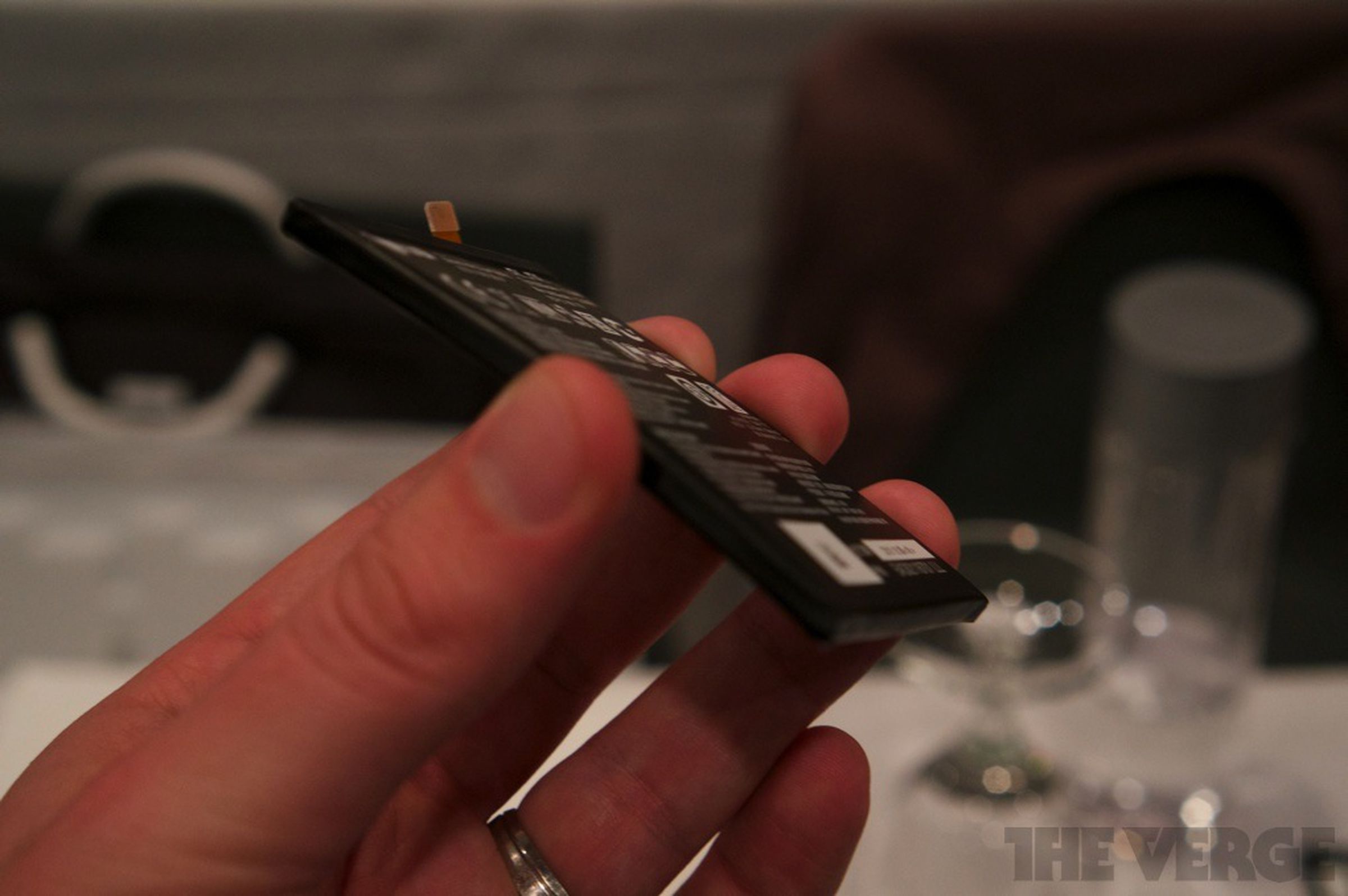 LG G-Flex and components hands-on photos