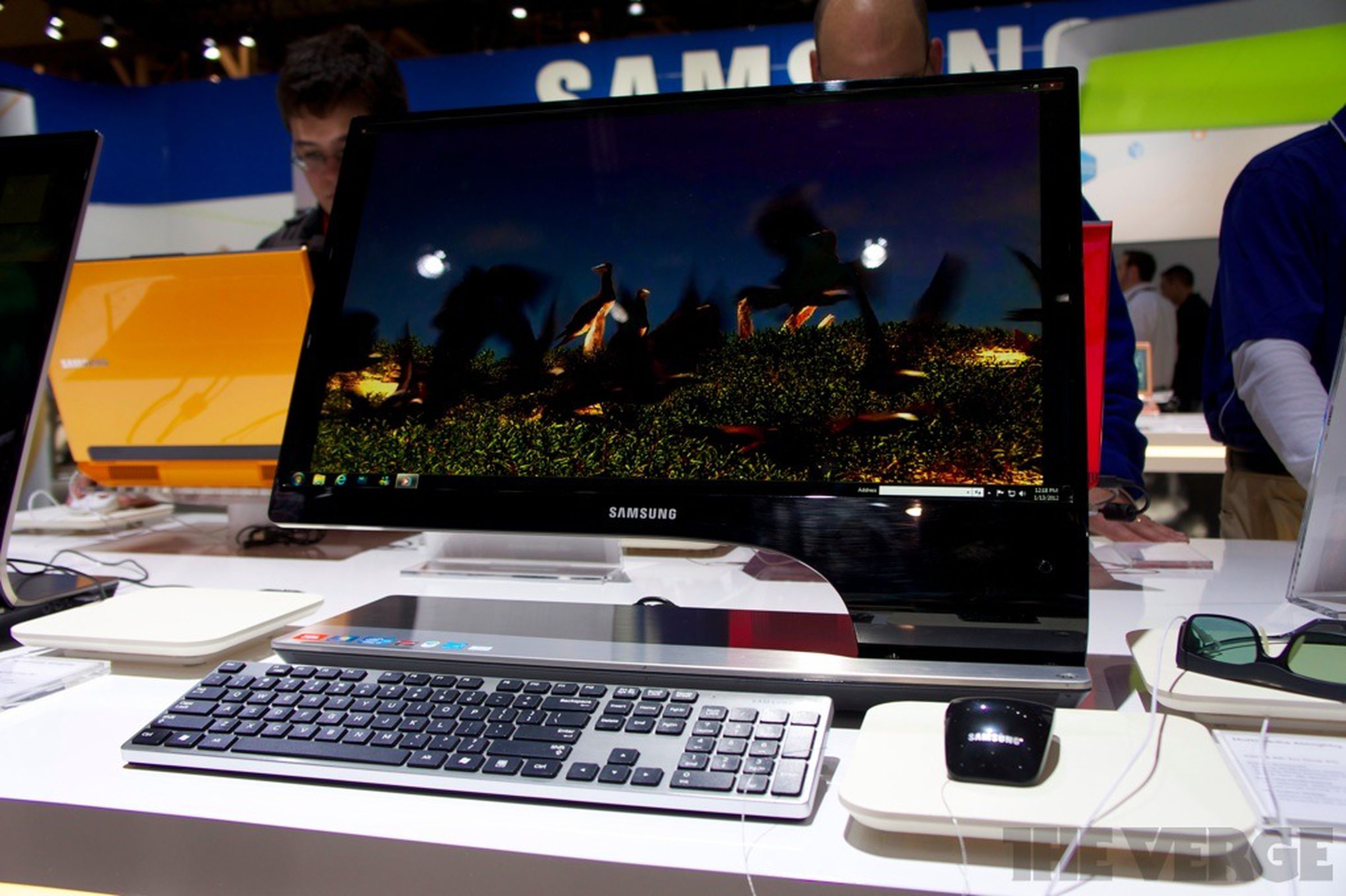 Samsung Series 9 all-in-one PC photos