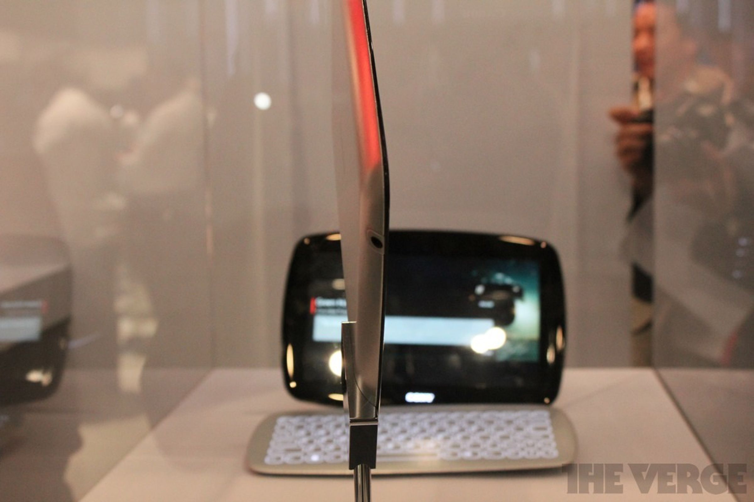 Sony tablet prototype with backlit keyboard photos