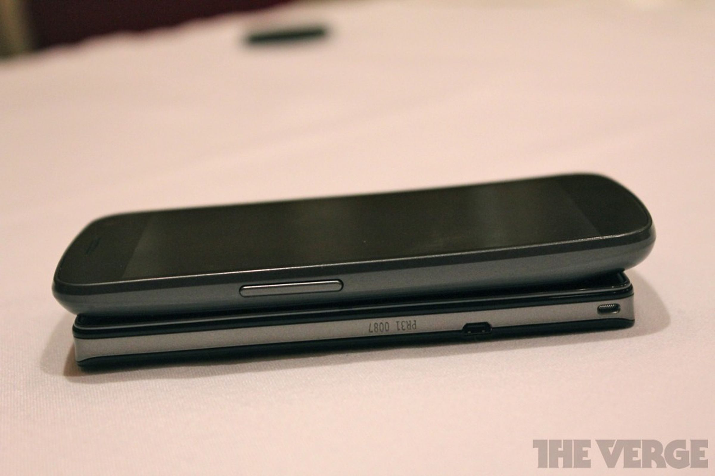 Intel Medfield / Atom Z2460 phone hands-on photos