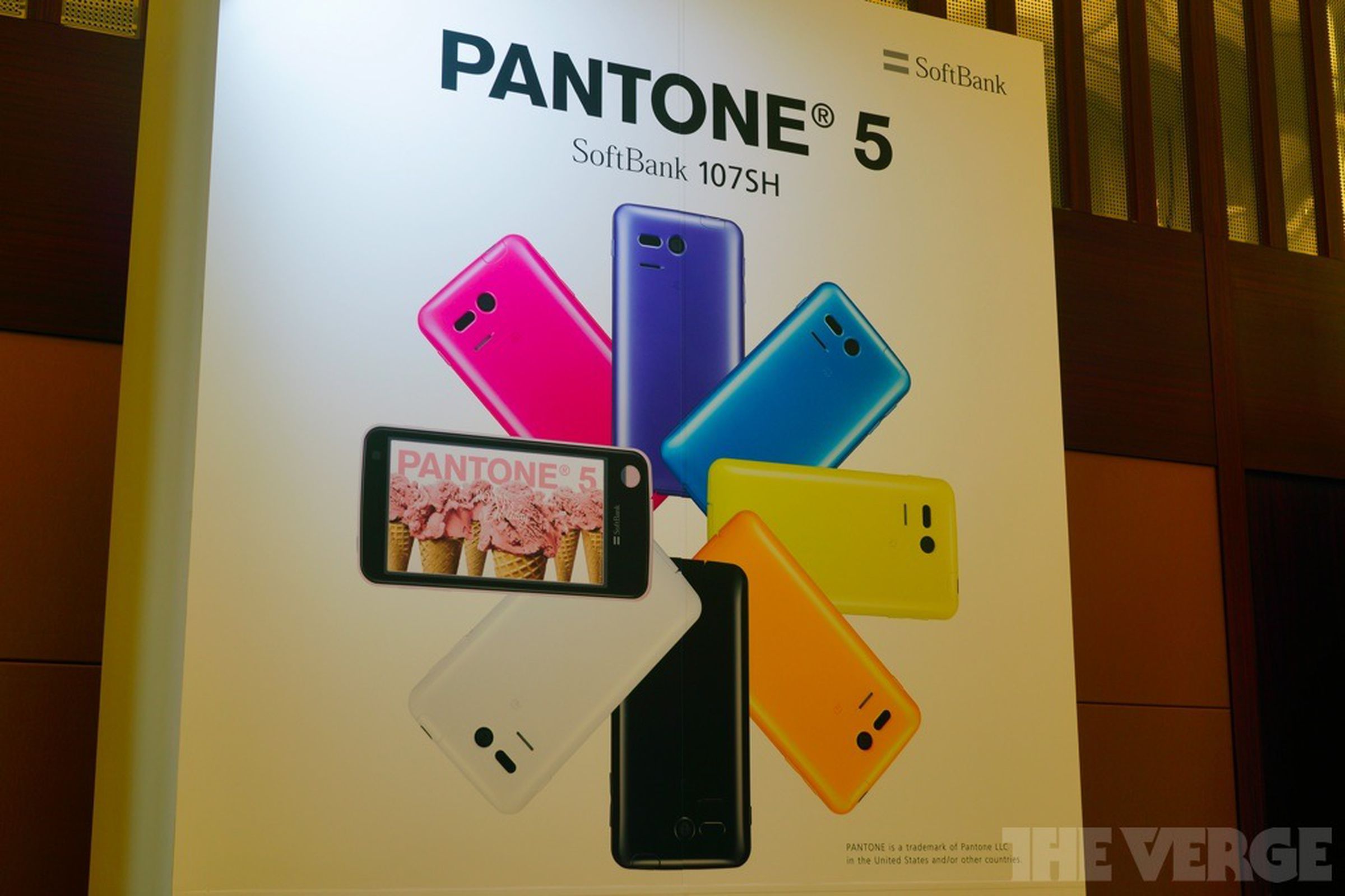SoftBank Pantone 5 107SH hands-on photos