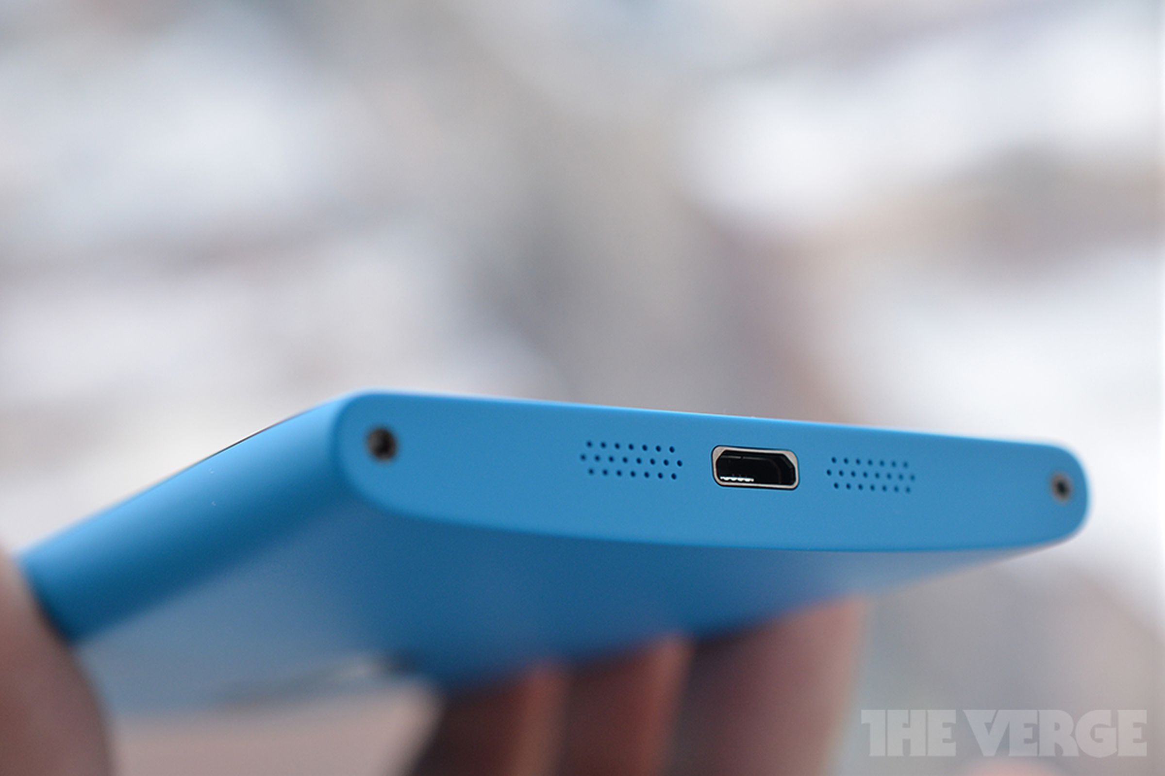 Lumia 920 for AT&T in cyan (hands-on pictures)