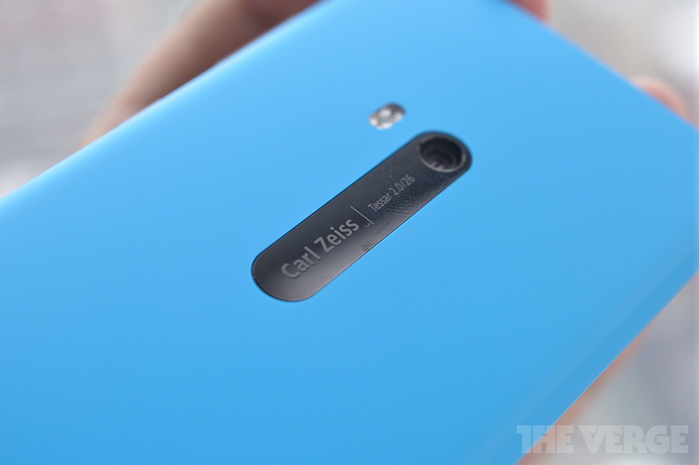 Lumia 920 for AT&T in cyan (hands-on pictures)
