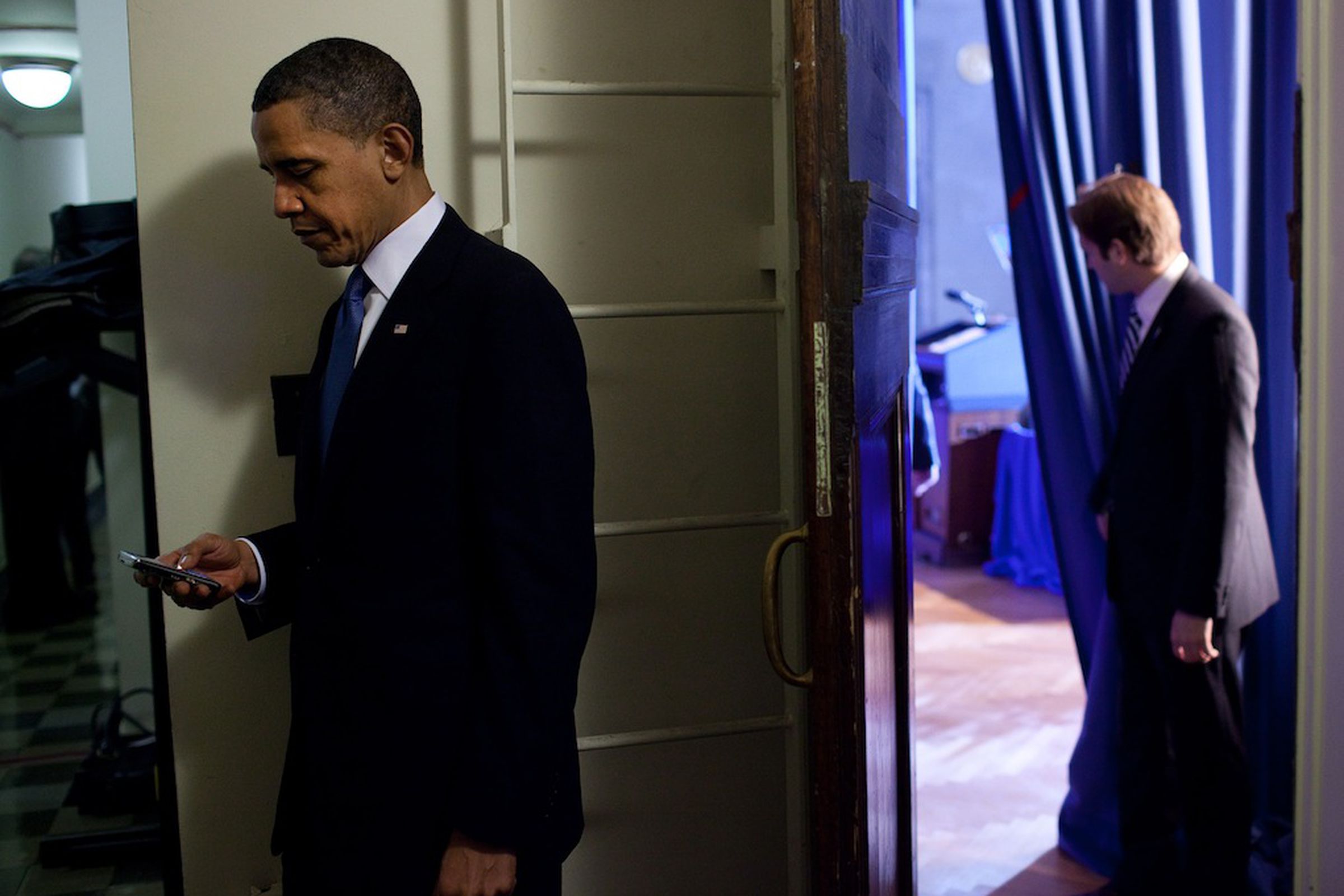 Obama Blackberry stock 1020 white house flickr pete souza