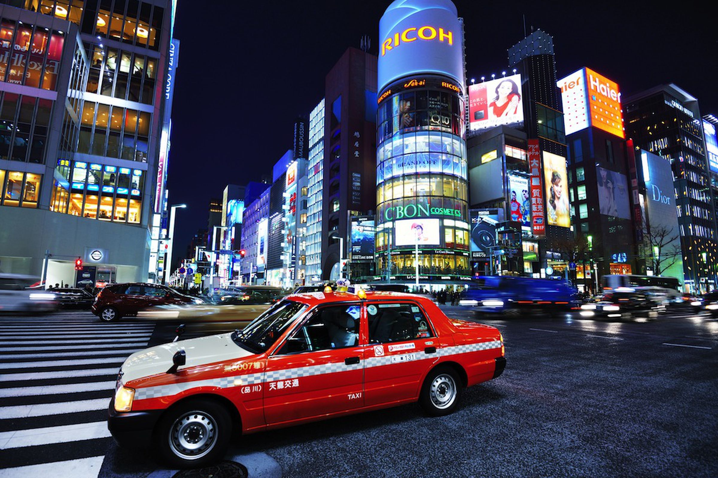 tokyo taxi (SeanPavonePhoto / Shutterstock.com)