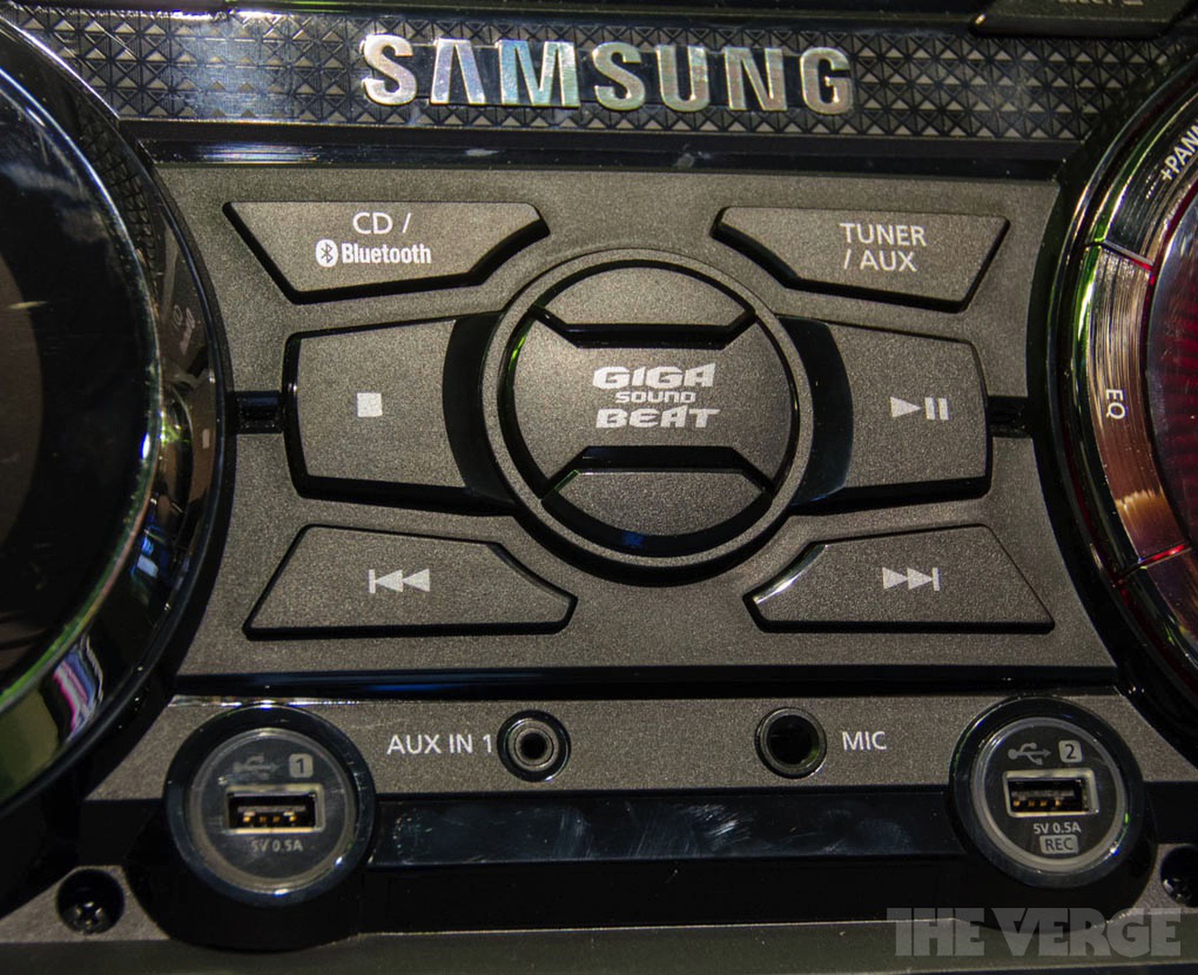 Samsung's GIGA MX-HS8500 speaker box