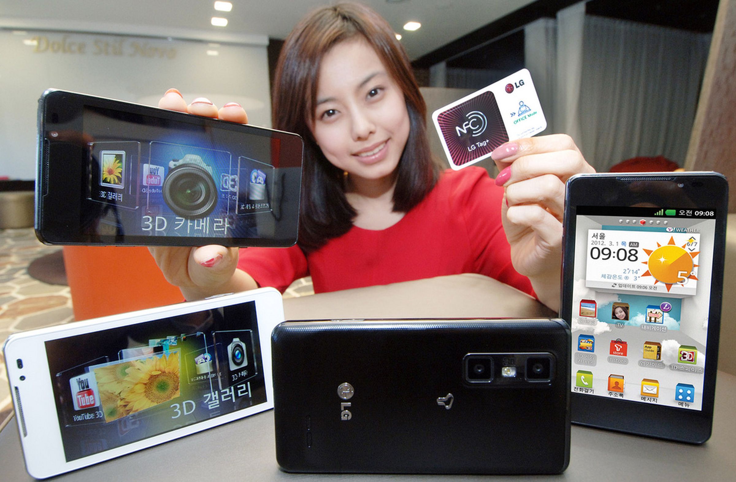 LG Optimus 3D Cube press images